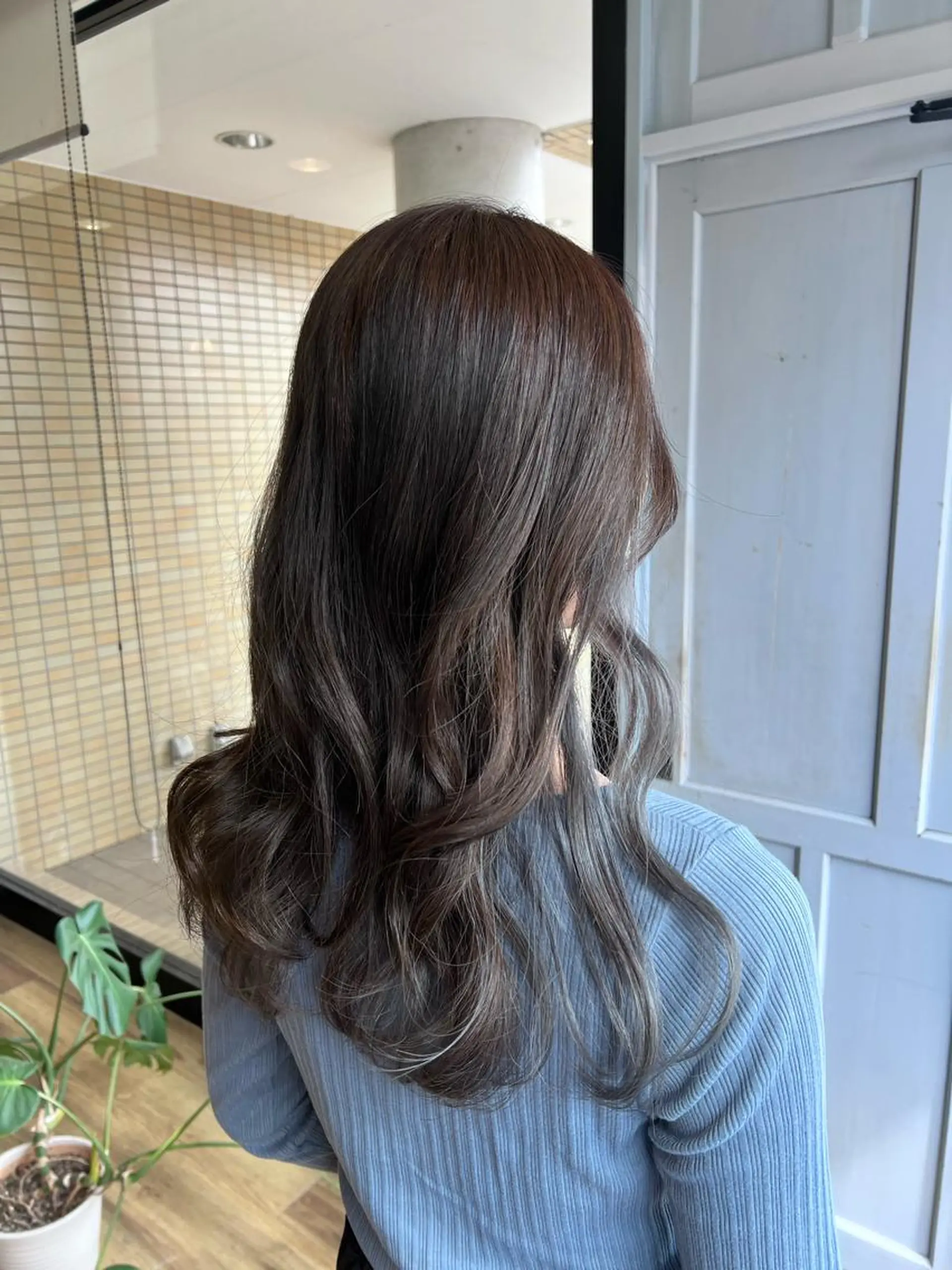 ロング カラー アッシュ ベージュカラー シルバー ヘアカラー トリートメント ツキダテ ユイのヘアスタイル