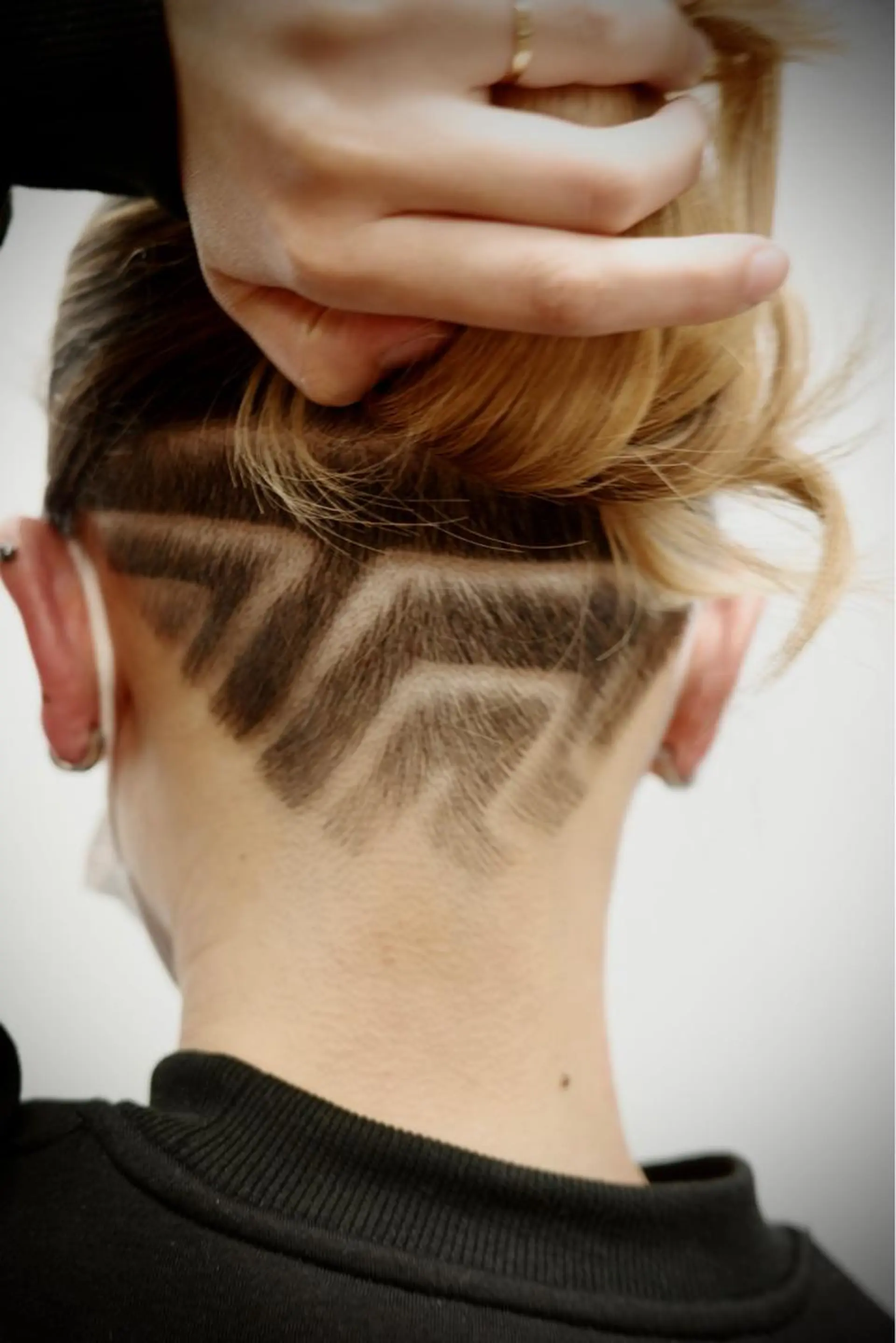 ショート ハイライト レイヤーカット ショートヘア 縮毛矯正 刈り上げ Koichi Satoのヘアスタイル