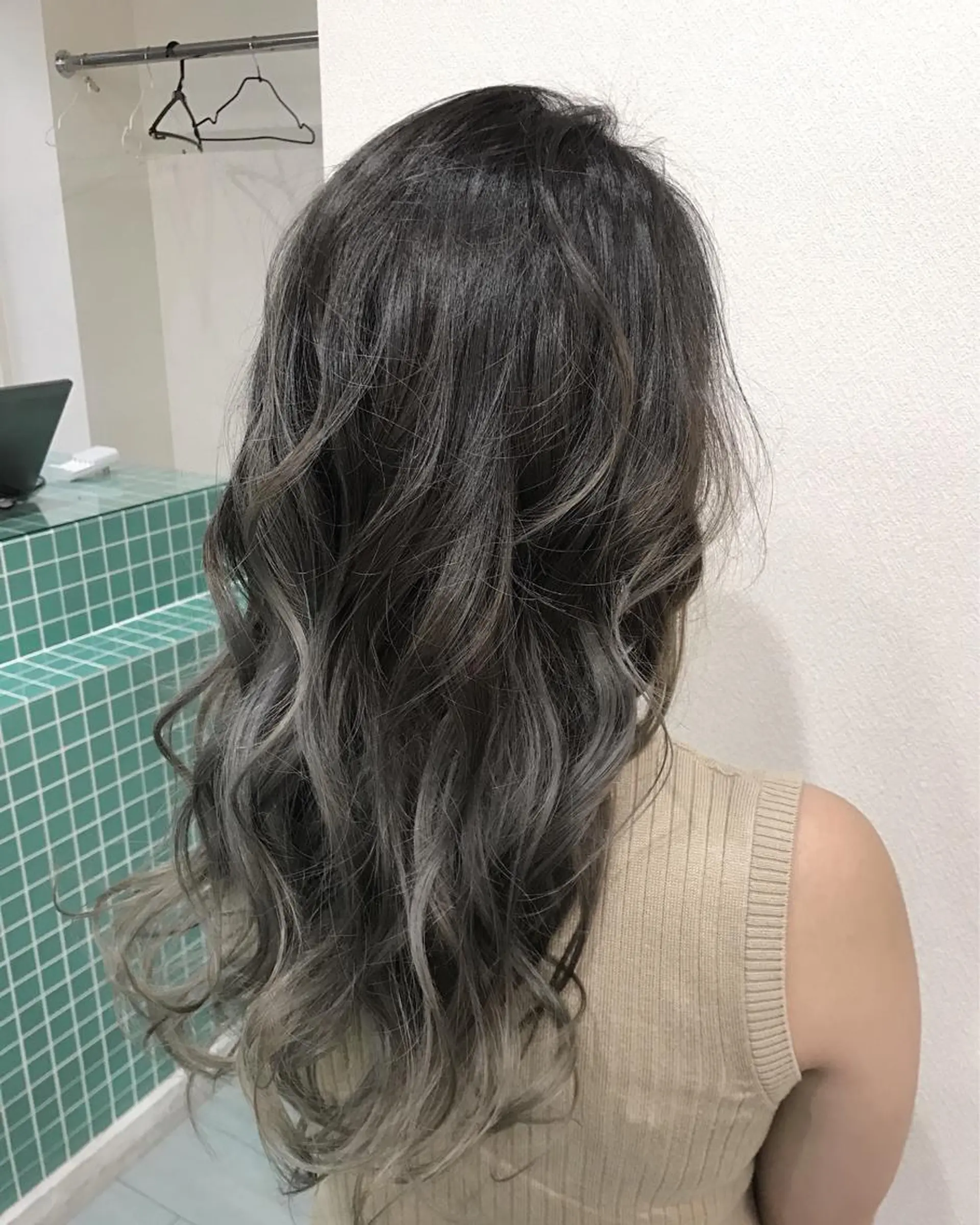 ロング カラー グレージュ ハイライトカラー ハイライト カット ヘアカラー Blue hair lau所属・中川 仁のヘアスタイル