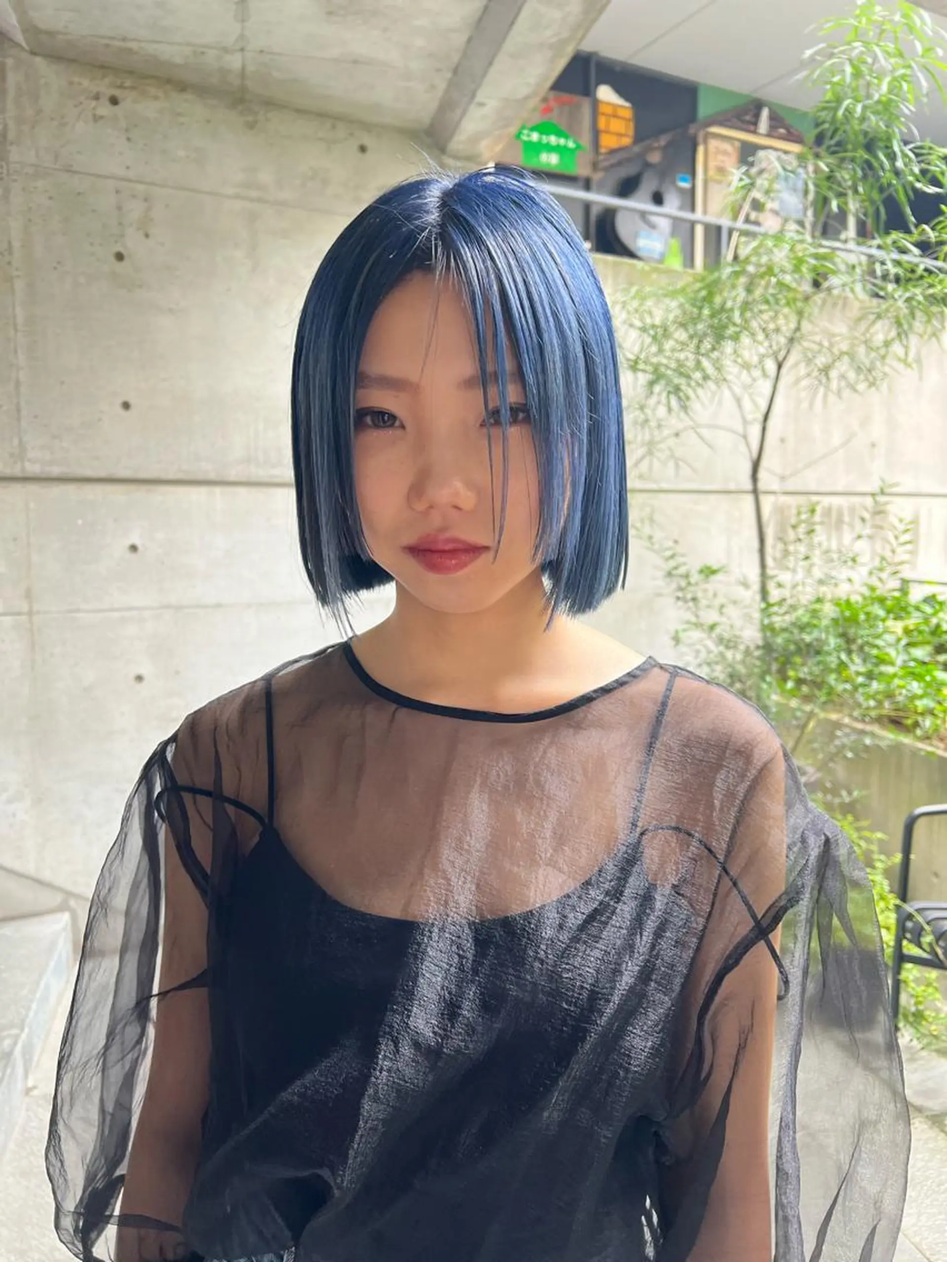 ミディアム カラー ブリーチ ブルーカラー 似合わせカット 小林愛奈のヘアスタイル