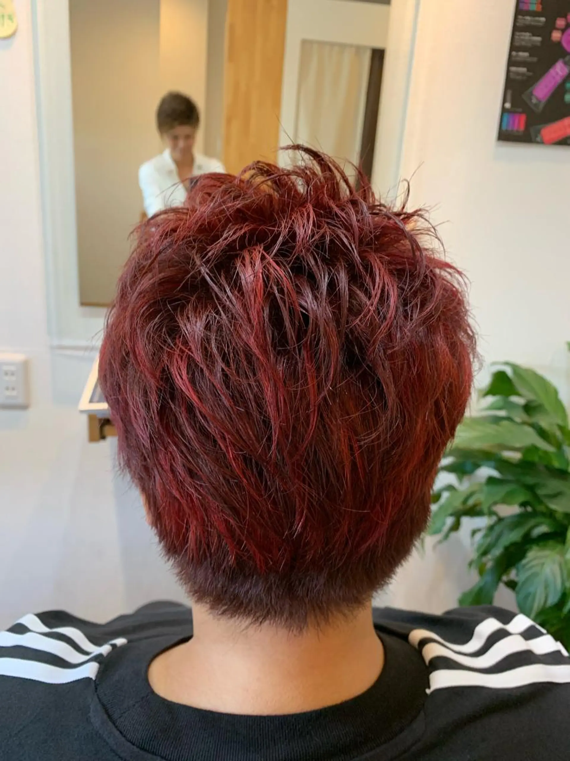 ショート カラー 石川 奈緒子のヘアスタイル