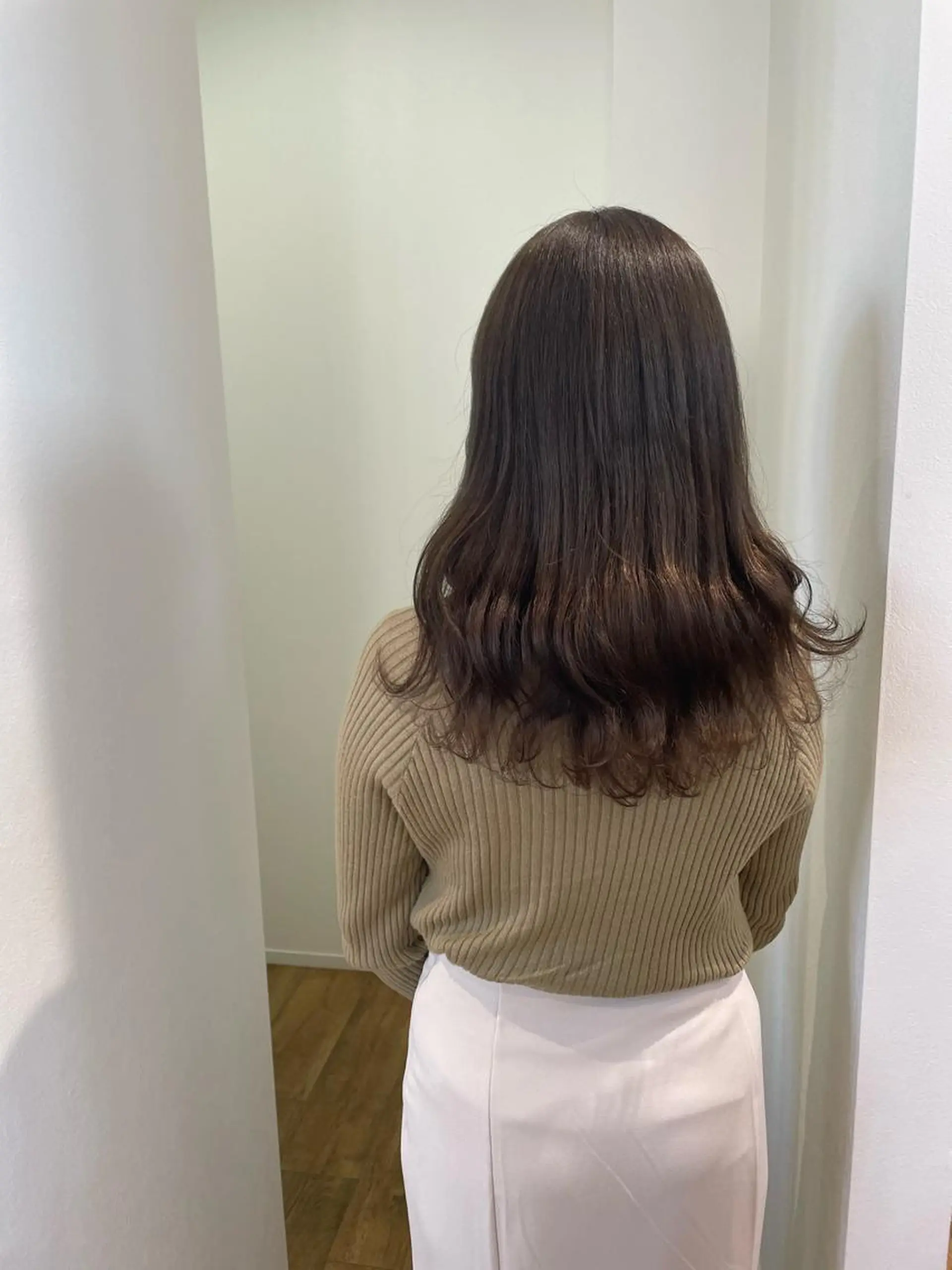 セミロング カラー ベージュカラー オリーブベージュ 山本 愛永のヘアスタイル