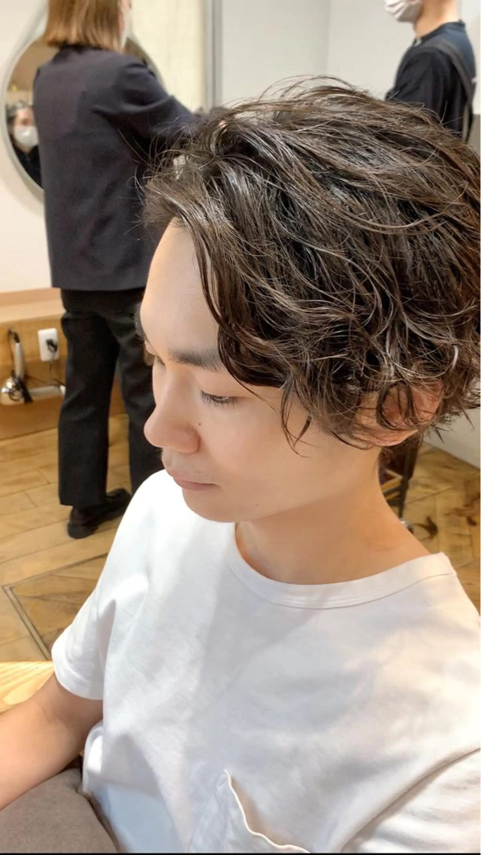 ミディアム パーマ メンズ ミディアムパーマ メンズブリーチ センターパート フェードカット メンズハイライト メンズStylist 山根慧のヘアスタイル