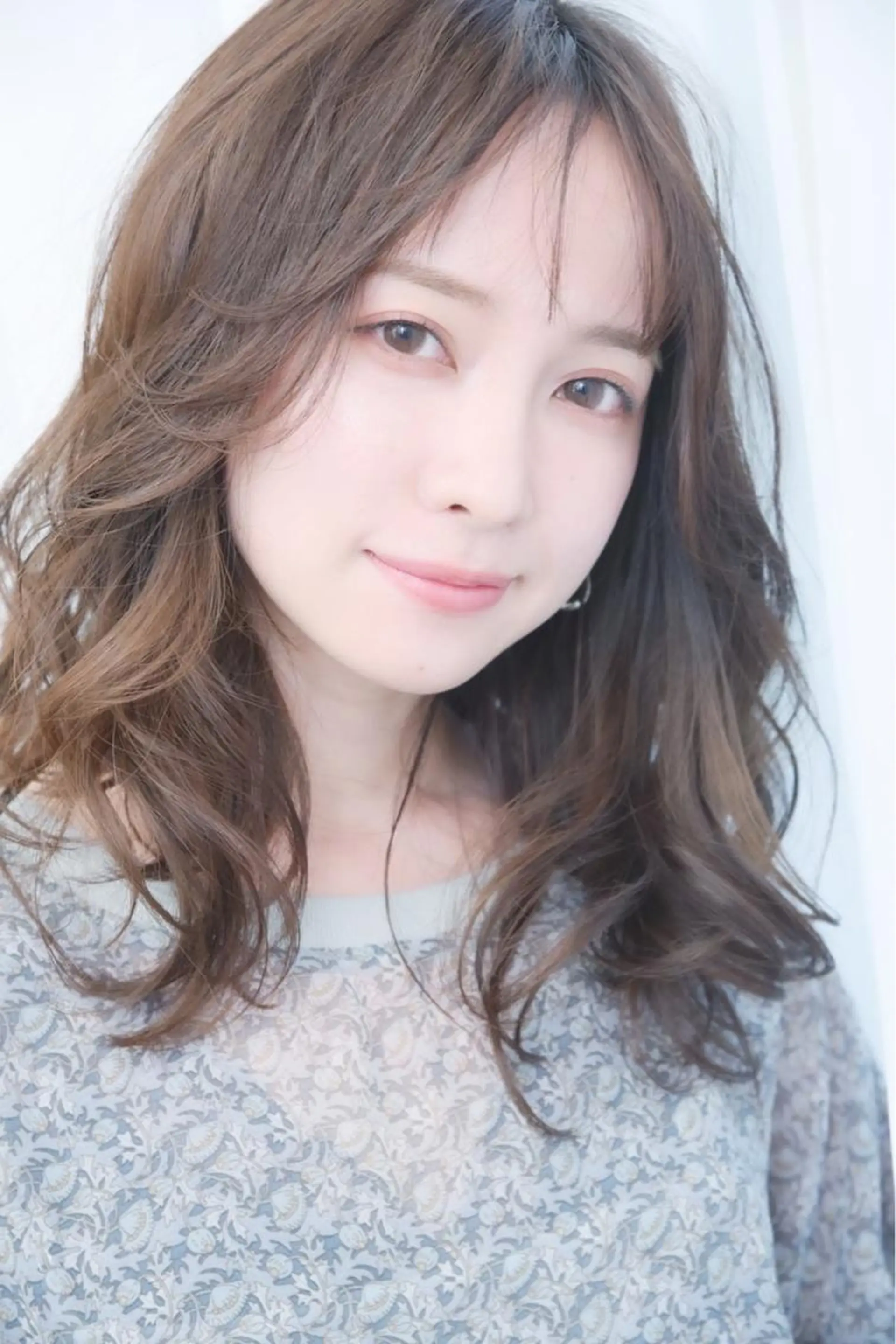 カラー 鮮やかカラーと艶髪 美容師を目指すモリーのヘアスタイル
