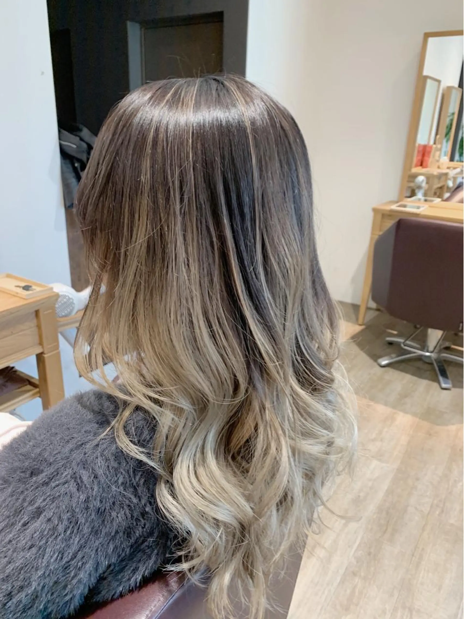 ロング カラー バレイヤージュ ベージュカラー ブリーチ レイヤーカット ヘアカラー トリートメント エクステ KAZUMAのヘアスタイル