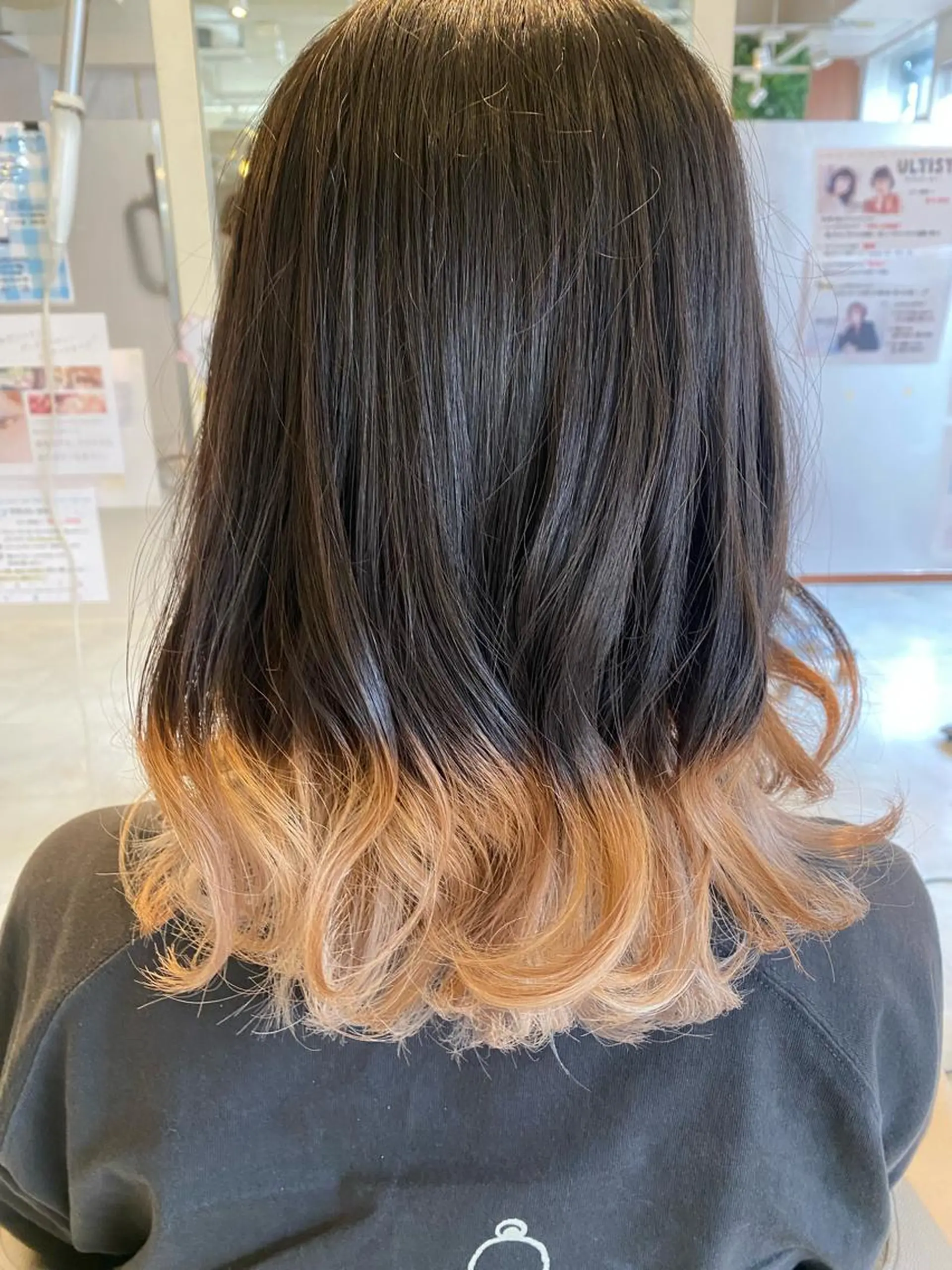ミディアム カット 岡田 奈々のヘアスタイル