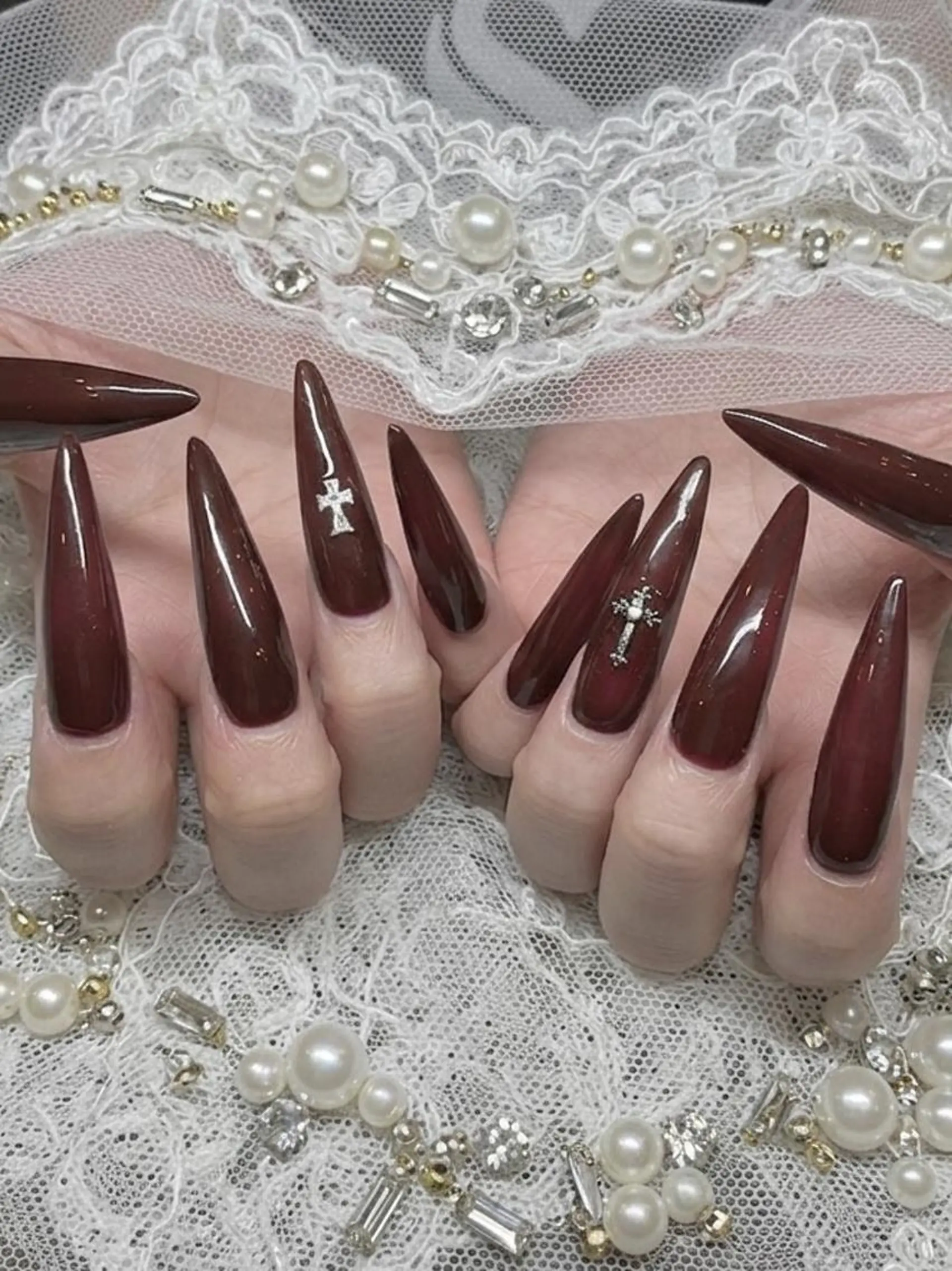 ネイル ボルドー ジェルネイル ロングネイル シルバー ハンドネイル UNABOMBA (24時間営業)のネイルデザイン