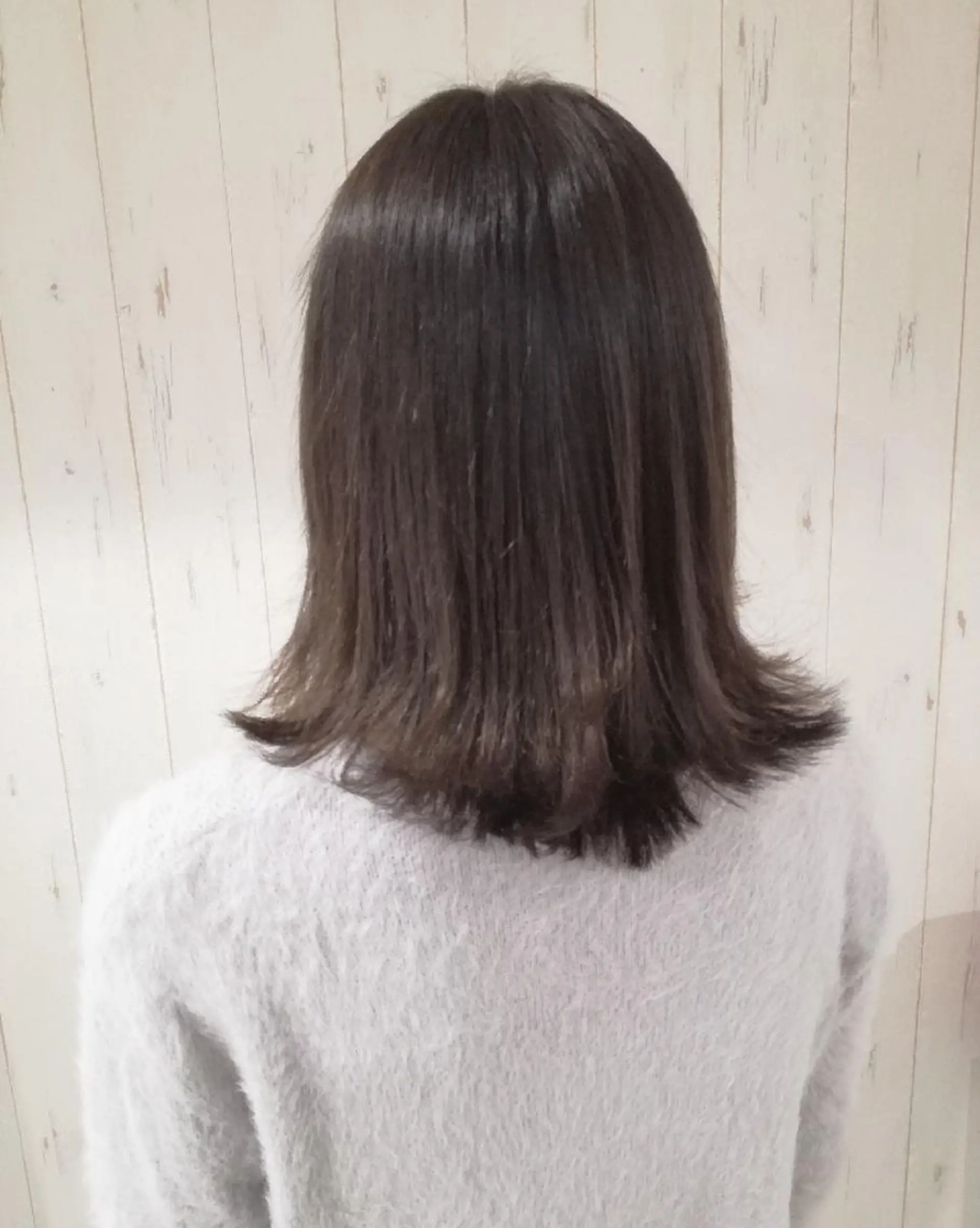 ミディアム カラー グレージュ 外ハネヘア 西川 敏夫のヘアスタイル