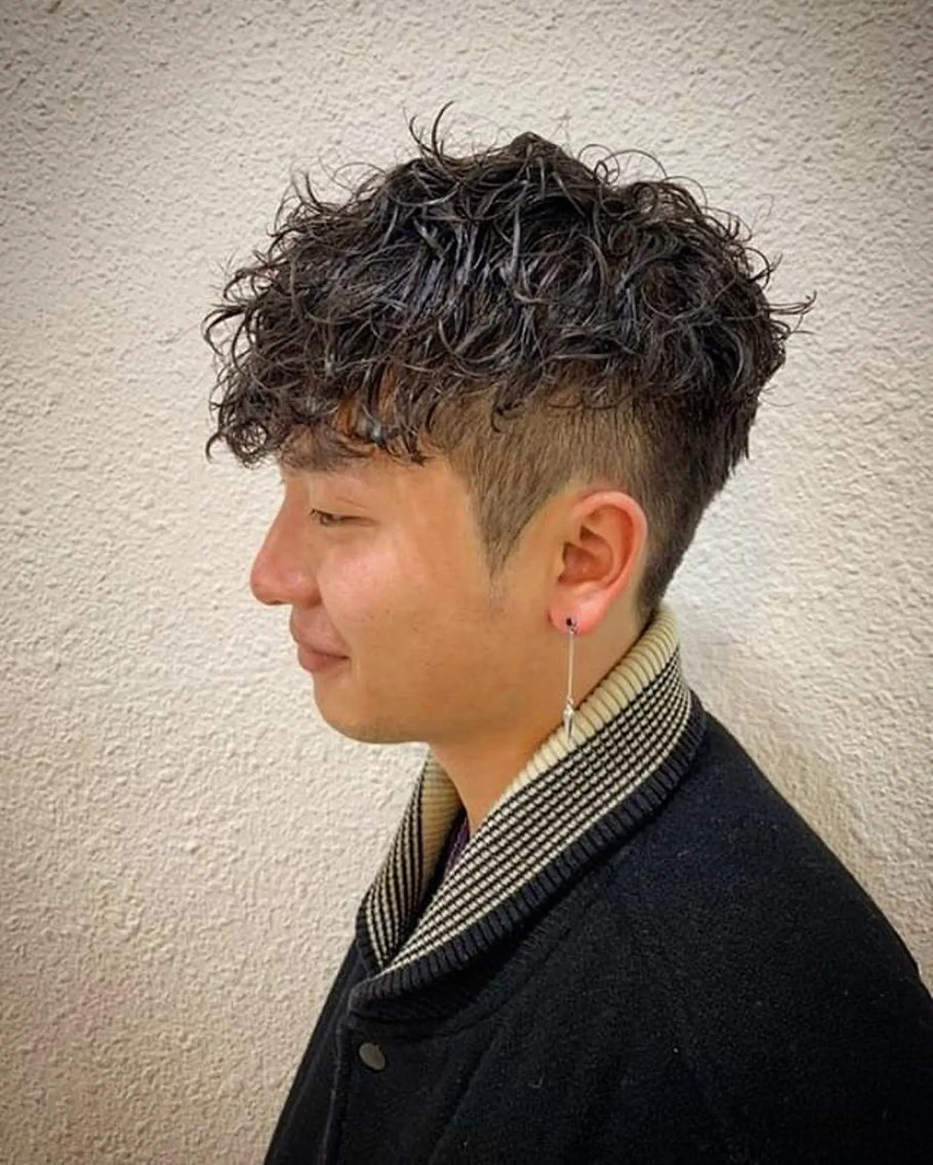 ショート カラー パーマ メンズ メンズパーマ ツーブロック 刈り上げ スパイラルパーマ カット パーマ 🟦メンズパーマ🟦 横浜駅｜小上馬淳司のヘアスタイル