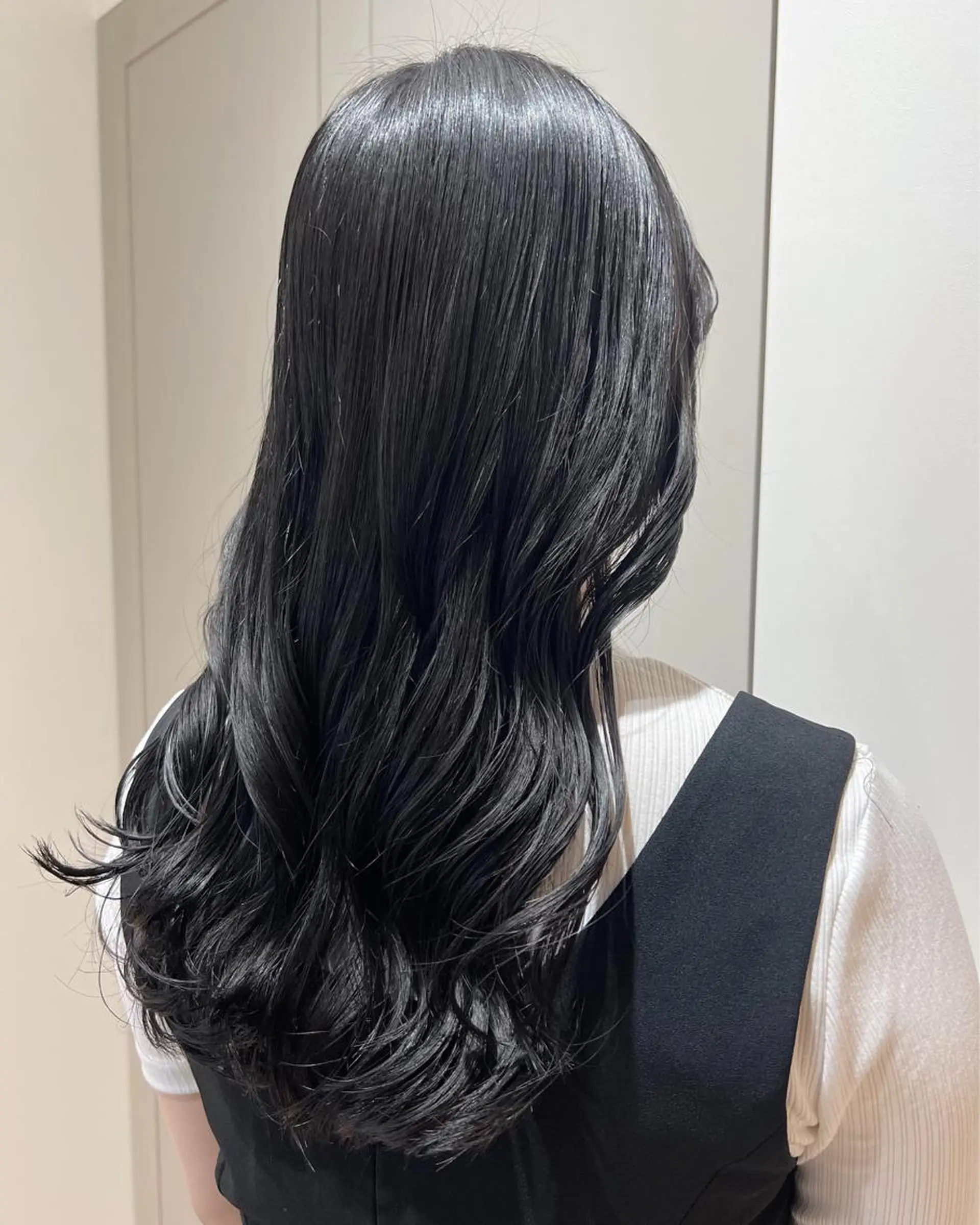 ロング カラー ヘアアレンジ 黒髪 ブルーカラー ブルーブラック 暗髪カラー🫐パーマ おくだりんかのヘアスタイル