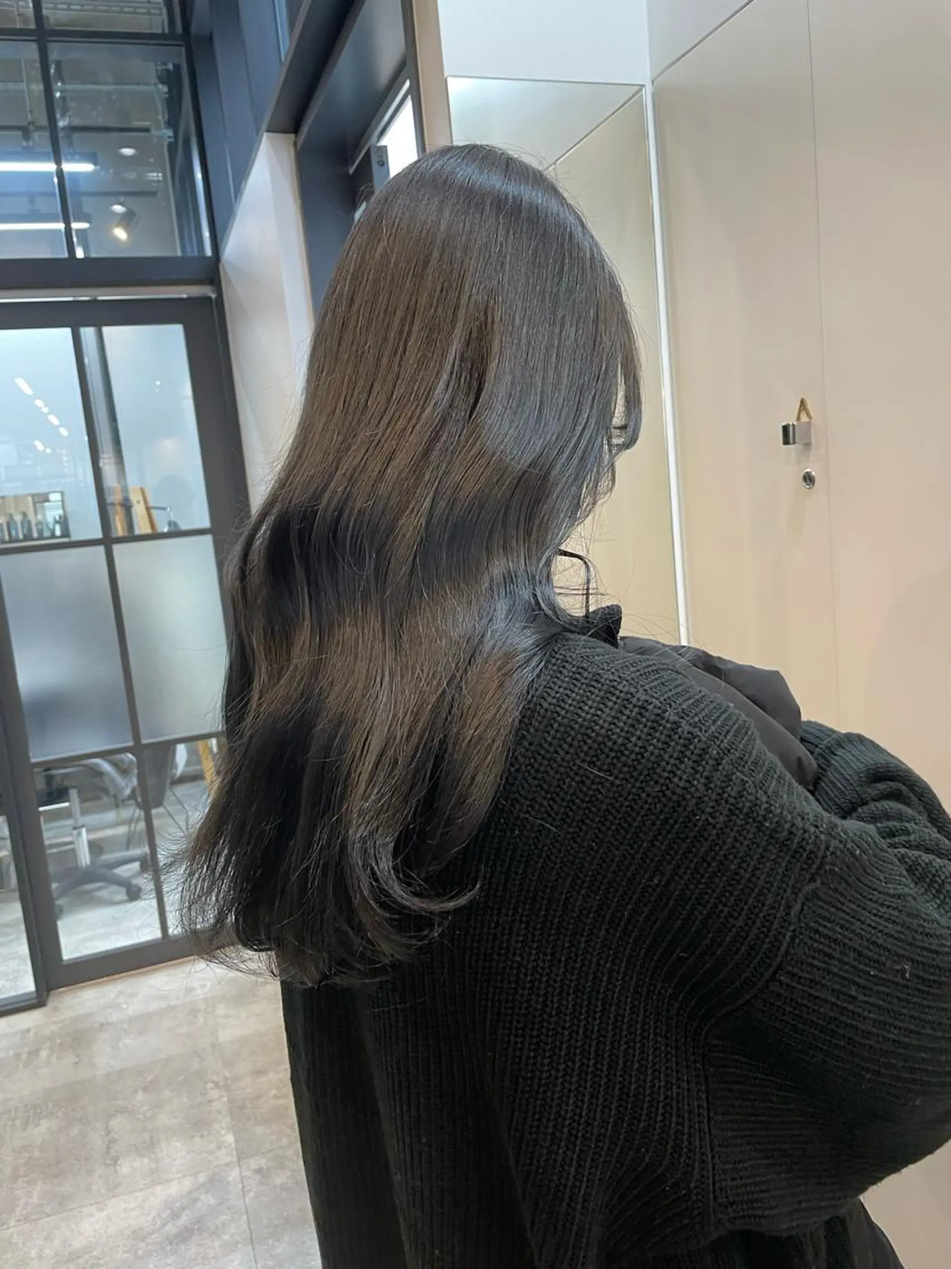 ロング カラー ヘアカラー トリートメント ヘッドスパ ミルクティー× グレージュMOMOのヘアスタイル