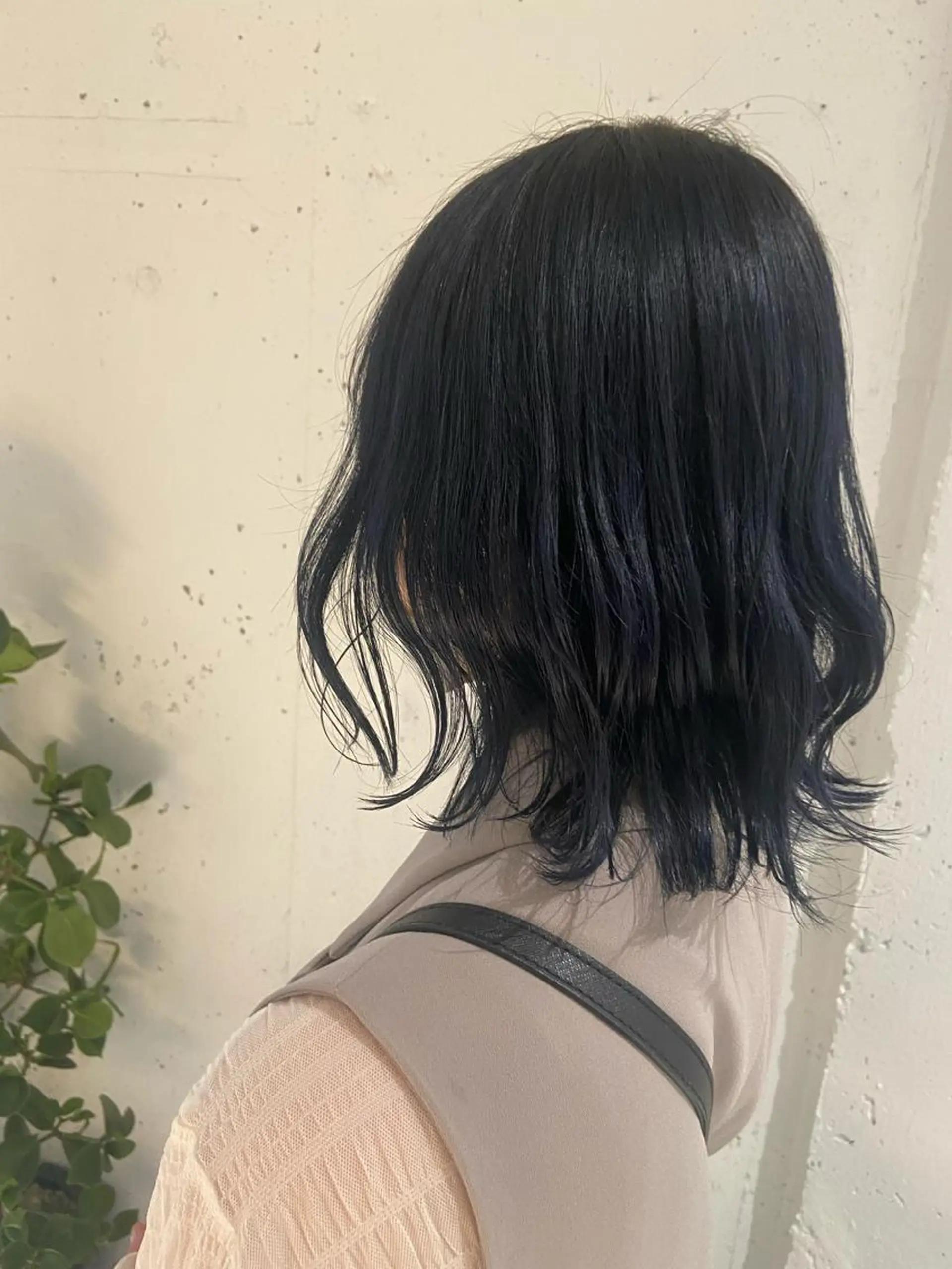 ミディアム カラー 黒髪 ブルーカラー ブルーブラック ブルーグレー ブルージュ カジュアルを女っぽく 𝗮𝘆𝗮𝗰𝗼のヘアスタイル