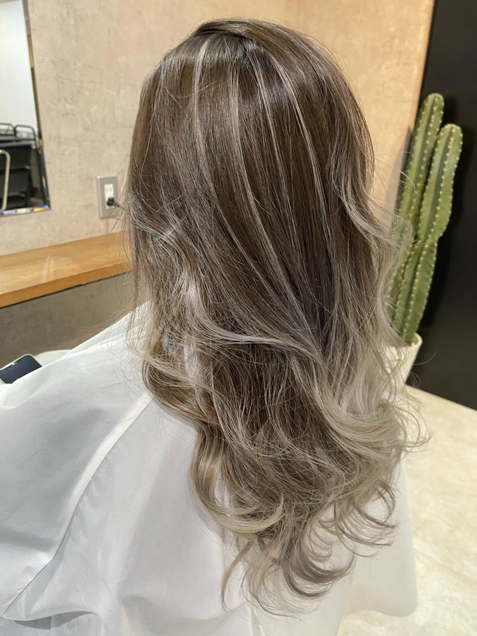 ロング カラー バレイヤージュ グラデーションカラー ハイライトカラー ハイライト レイヤーカット 松井那津子 /ハイライトブリーチのヘアスタイル