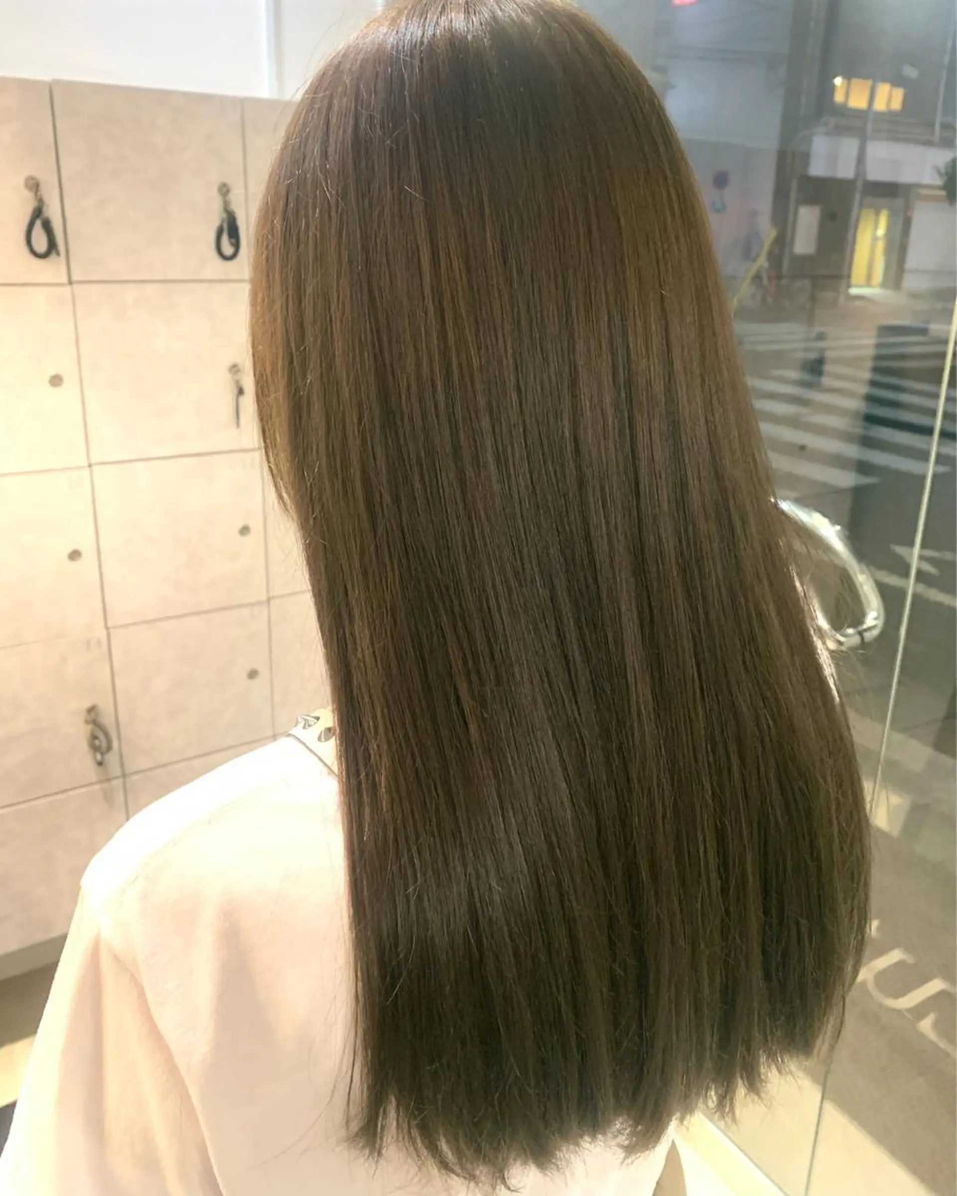 ロング カラー ベージュカラー 透明感カラー オリーブベージュ 髪質改善 トリートメント もてぎさやか👩🏻 🪄巻ける縮毛矯正のヘアスタイル