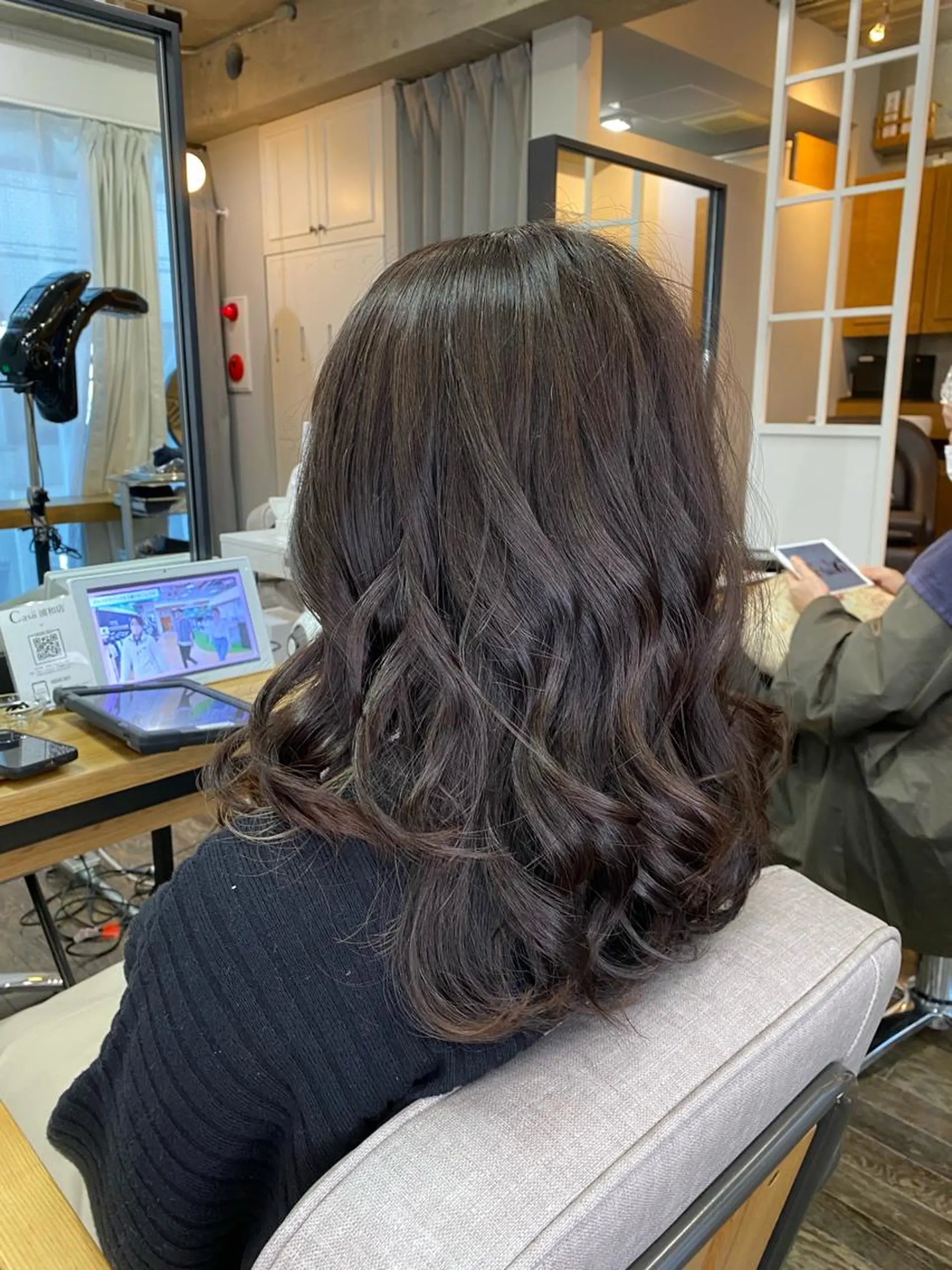 ミディアム カラー ミディアムレイヤー グレージュ くびれヘア 髪質改善 レイヤーカット 統括マネージャー/ 髪のドクター/前原悟のヘアスタイル