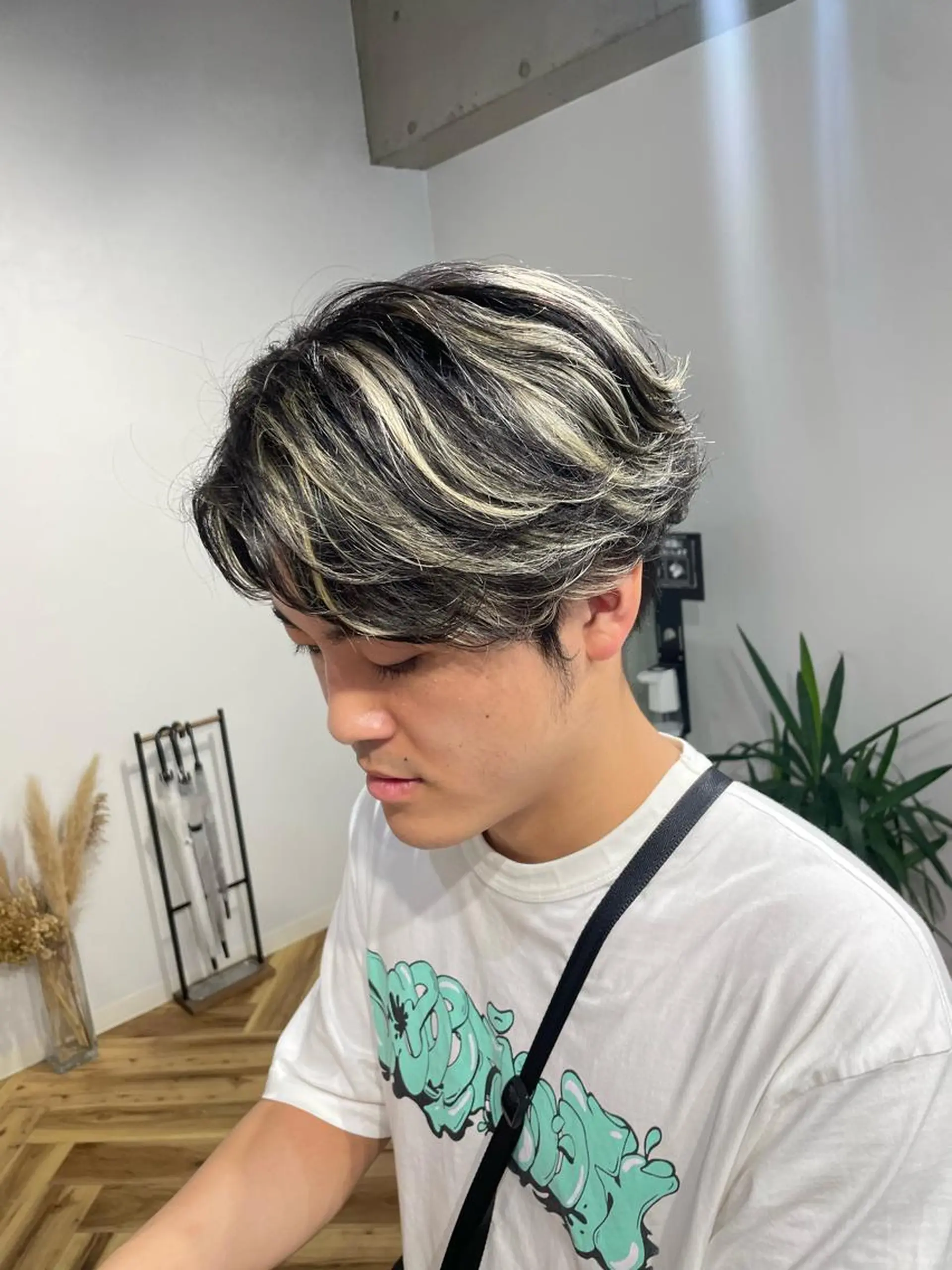 ショート カラー メンズ メンズハイライト ハイライトカラー くせ毛 ハイライト ヘアカラー SHOTO ハイトー ン/ブロンドカラーのヘアスタイル