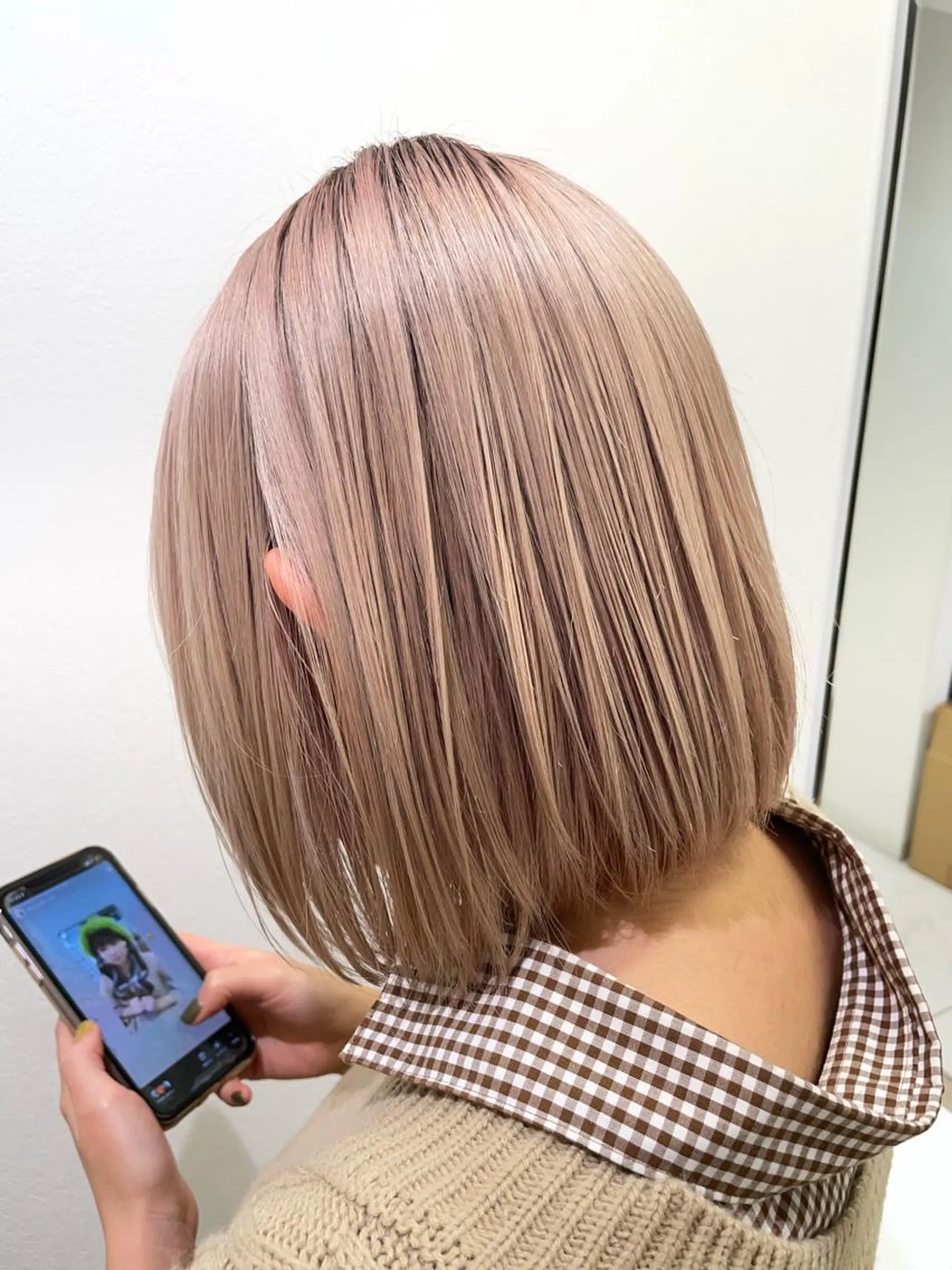 ミディアム 渡部凌我 小顔ウルフ ハイトーンカラーのヘアスタイル