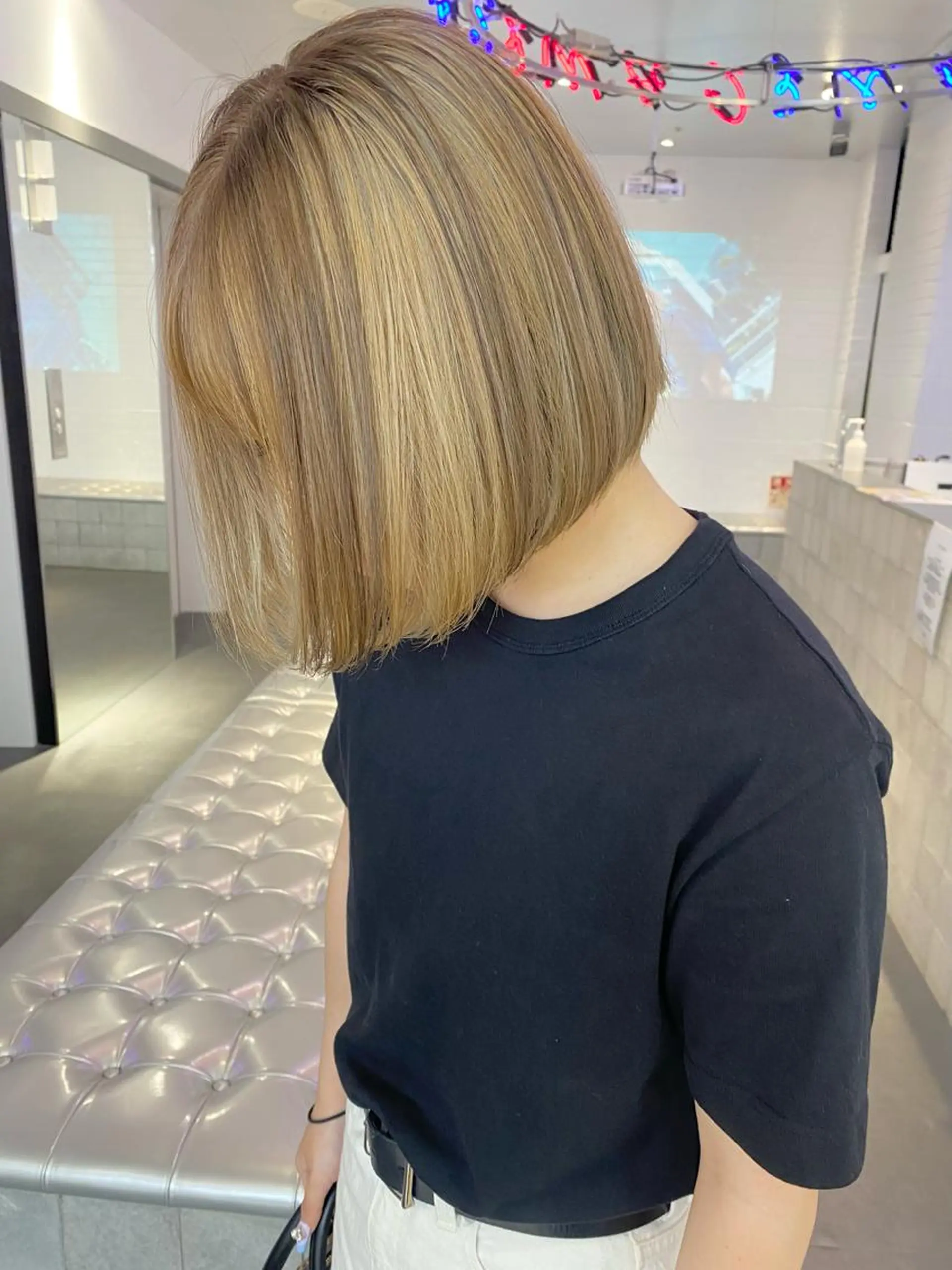 ミディアム パーマ ヘアアレンジ カット ヘアカラー トリートメント 🎨ハイトーン/ 切りっぱなし みつきのヘアスタイル