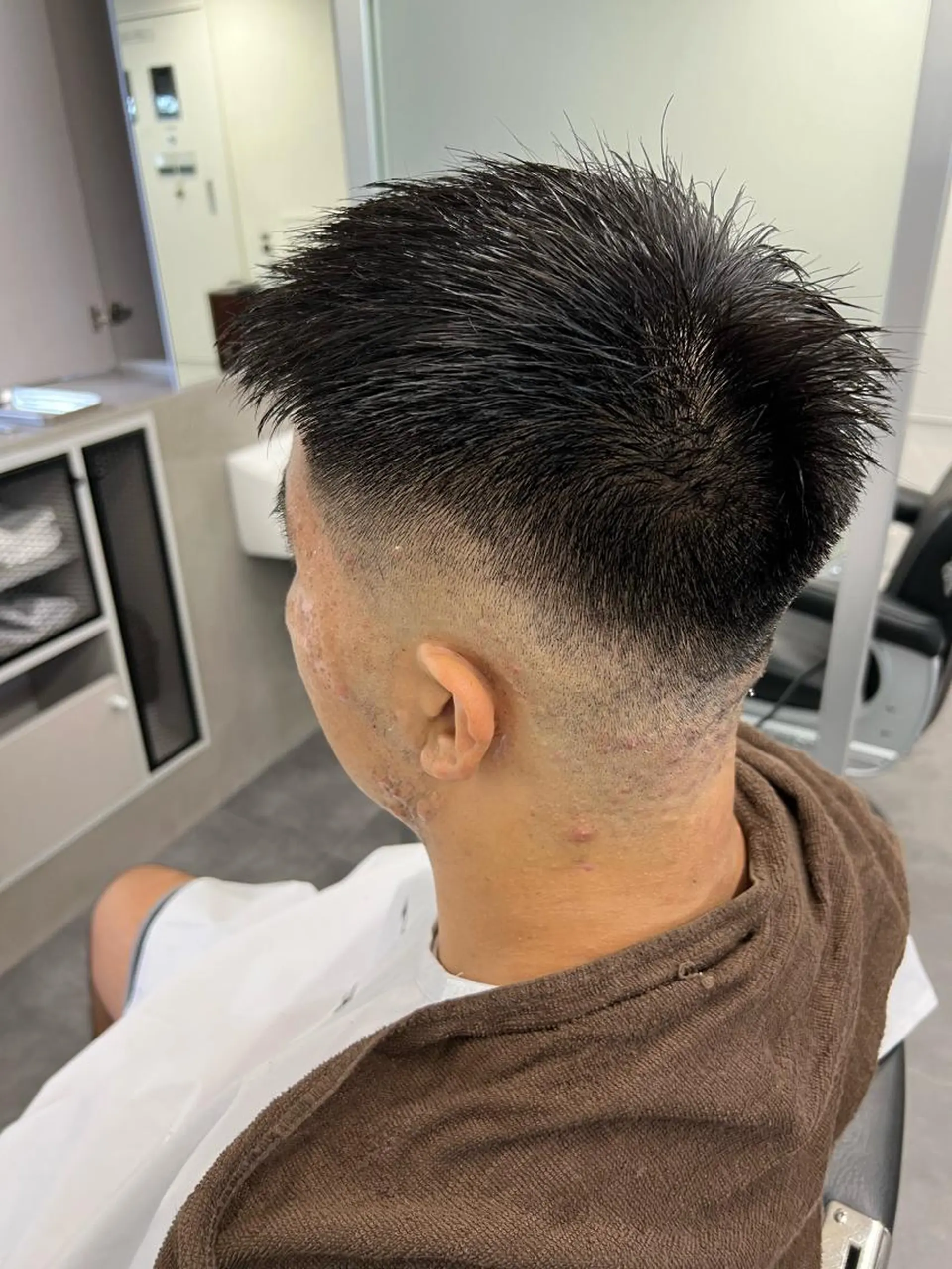 ショート パーマ メンズ フェードカット メンズパーマ 濡れパン スキンフェード 垢抜け・メンズパーマ 津山祐紀のヘアスタイル