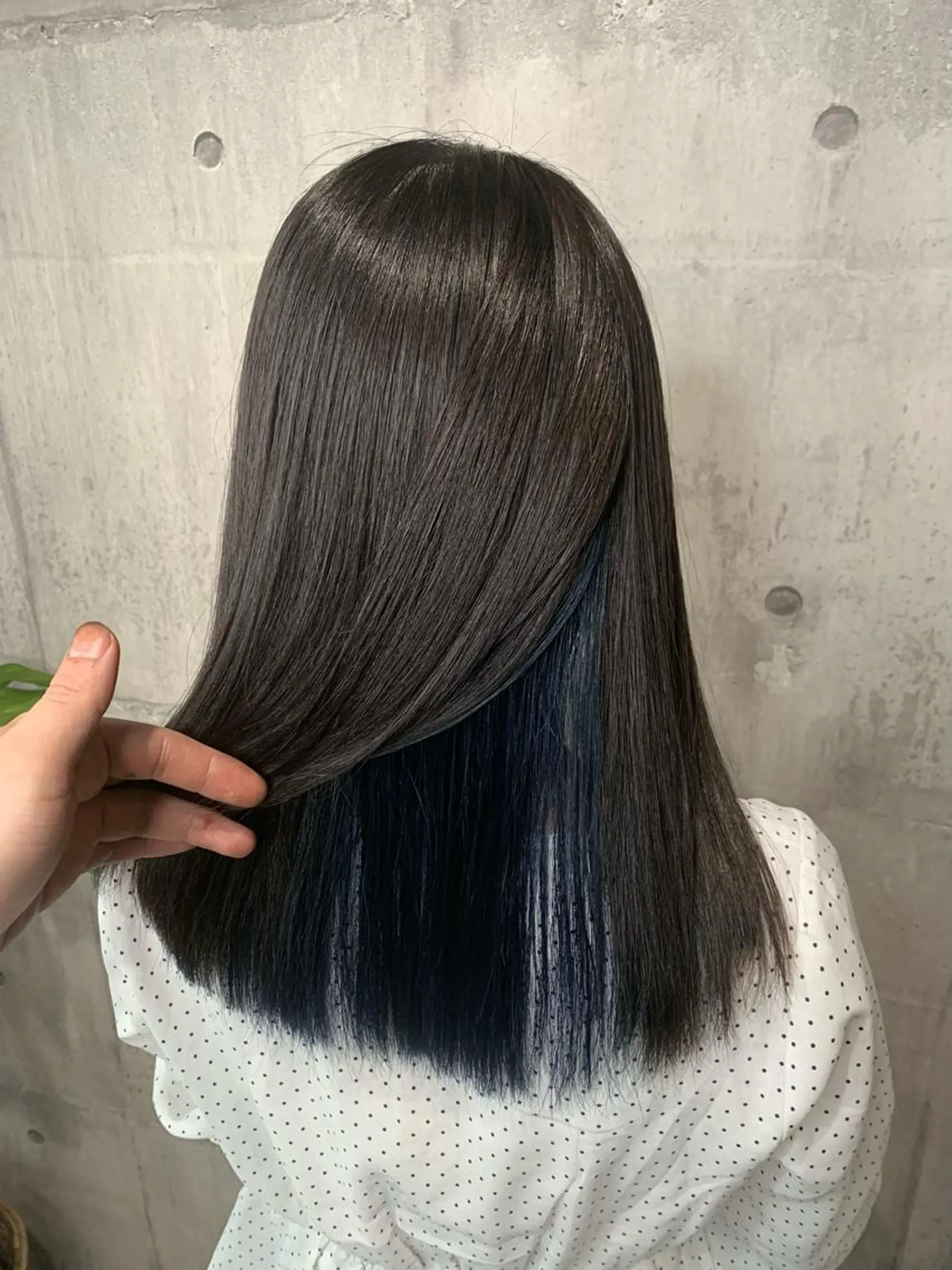 ロング カラー 黒髪 ブルーカラー ブルーブラック mimiiy梅田 中崎町ハイトーンのヘアスタイル