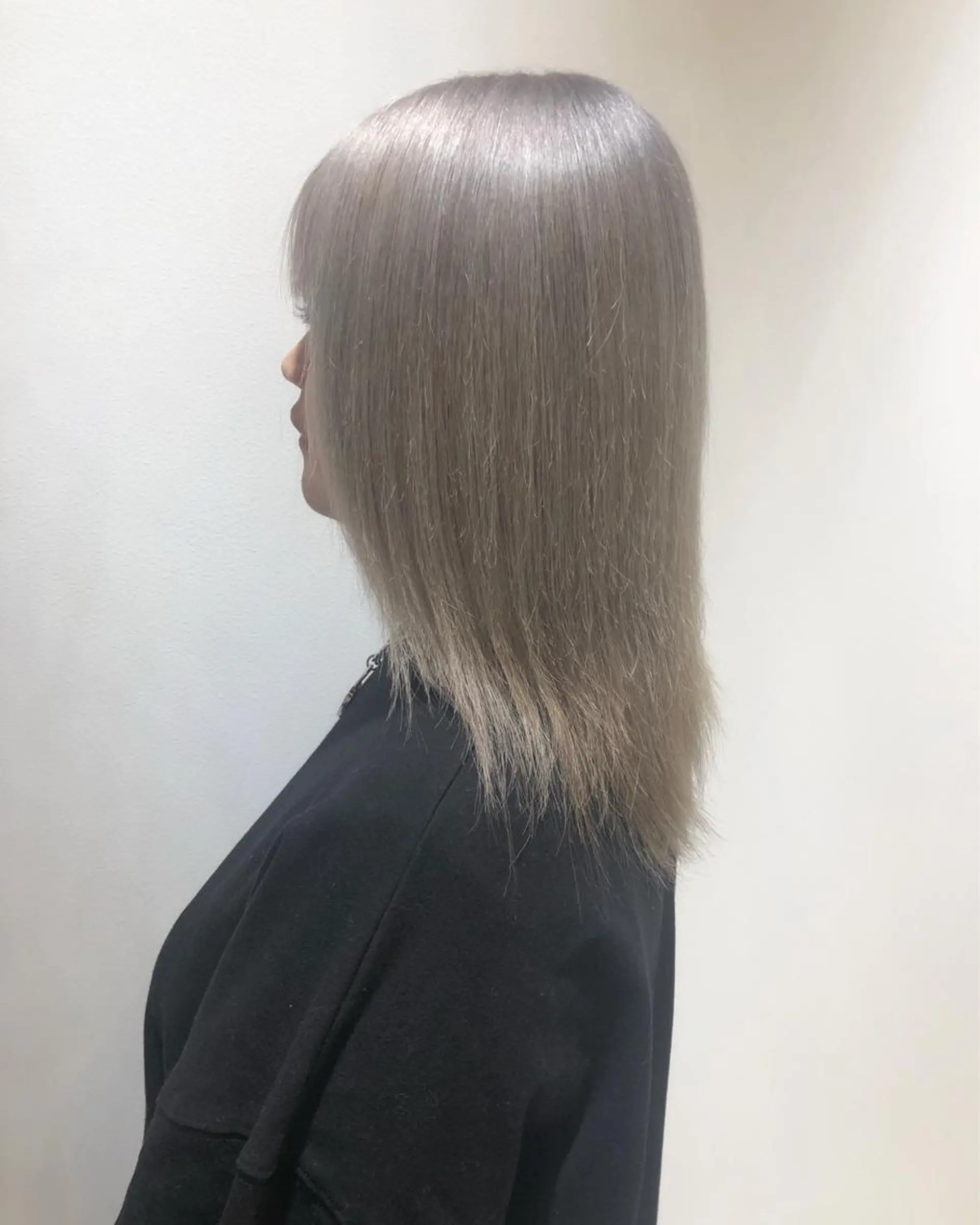セミロング カラー シルバー カット トリートメント 江原 彩華のヘアスタイル