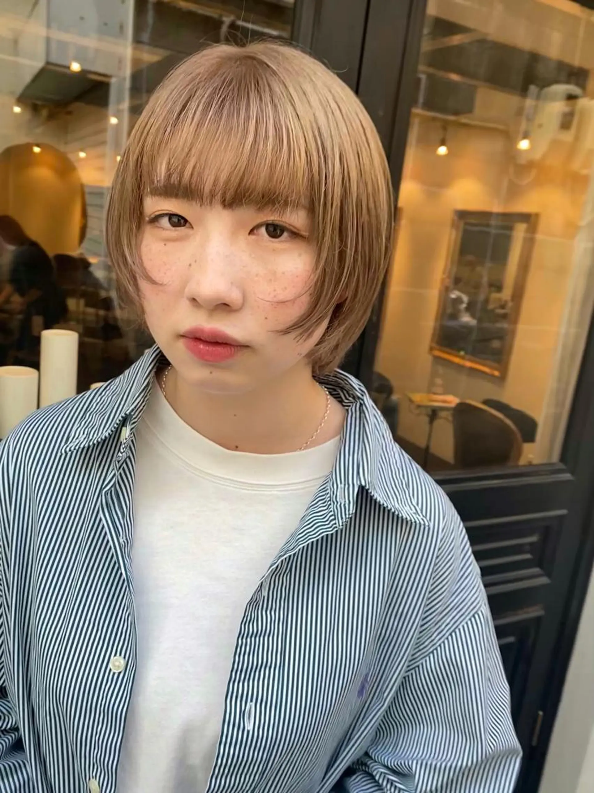ショート カラー ブリーチ ブロンド ボブ tonari 梅田、中崎町のヘアスタイル