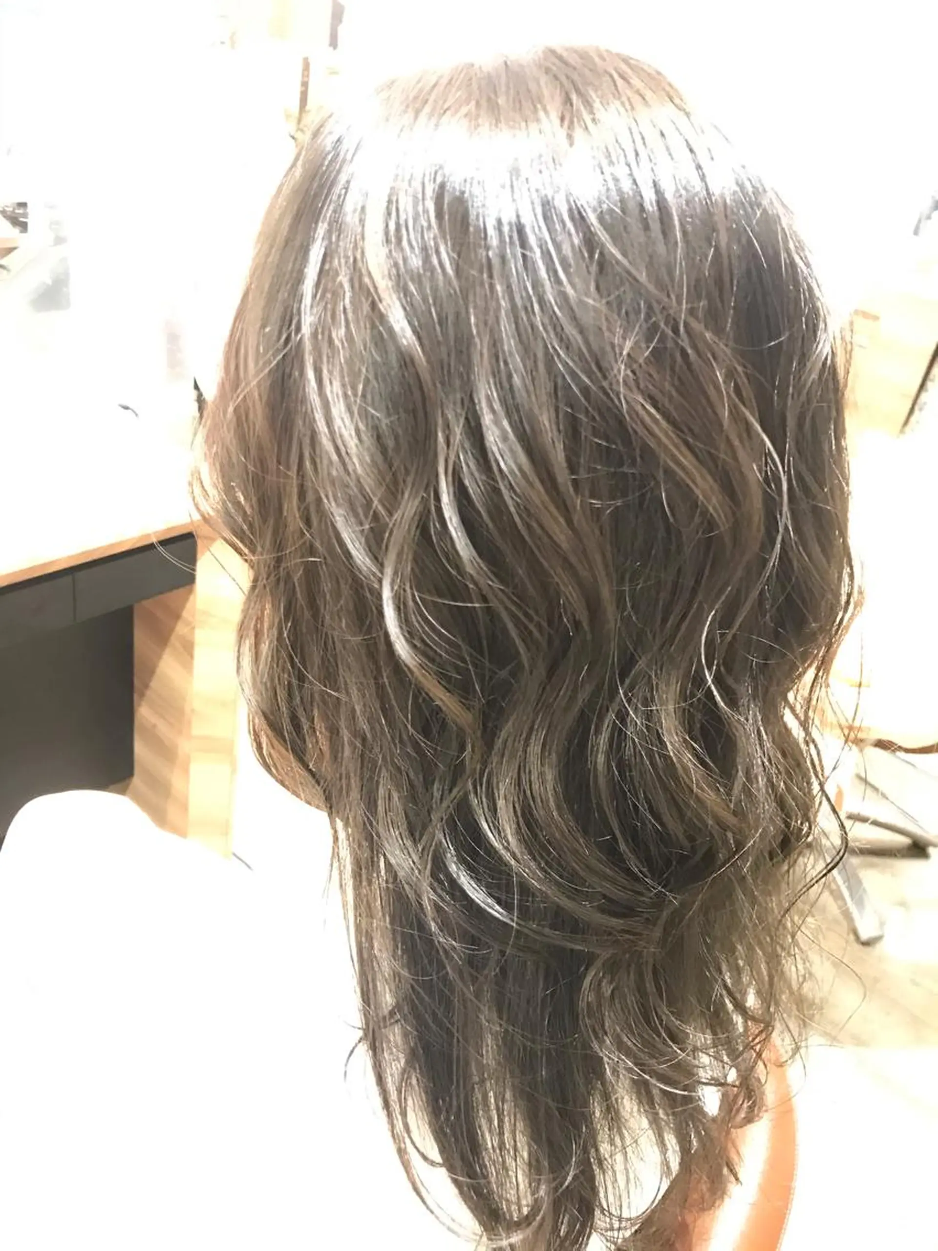 ロング カラー グレージュ シルバー シルバーグレージュ 限定クーポン 💕大量更新ブリーチのヘアスタイル