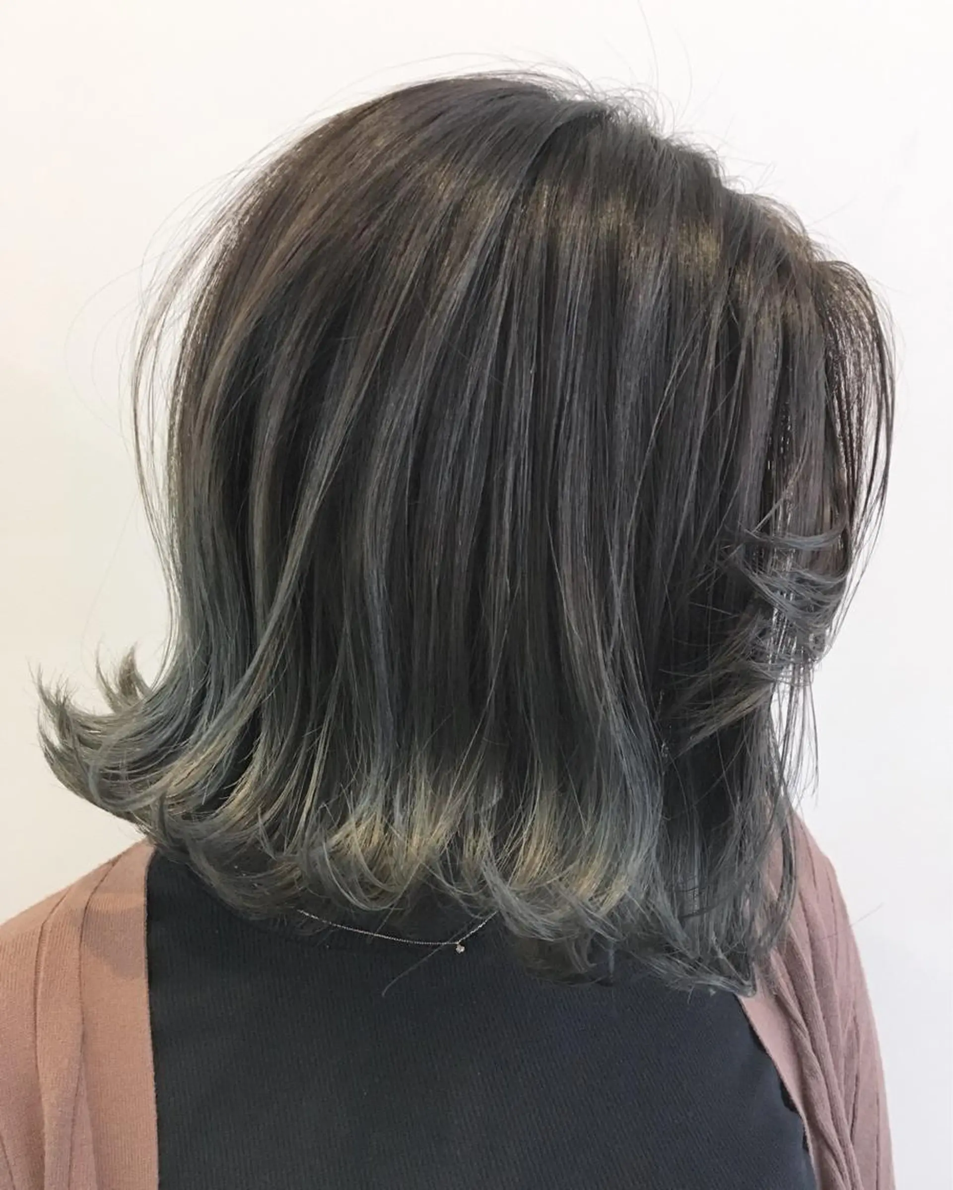 ミディアム カラー グレージュ 外ハネヘア tipi 香椎・千早のヘアスタイル