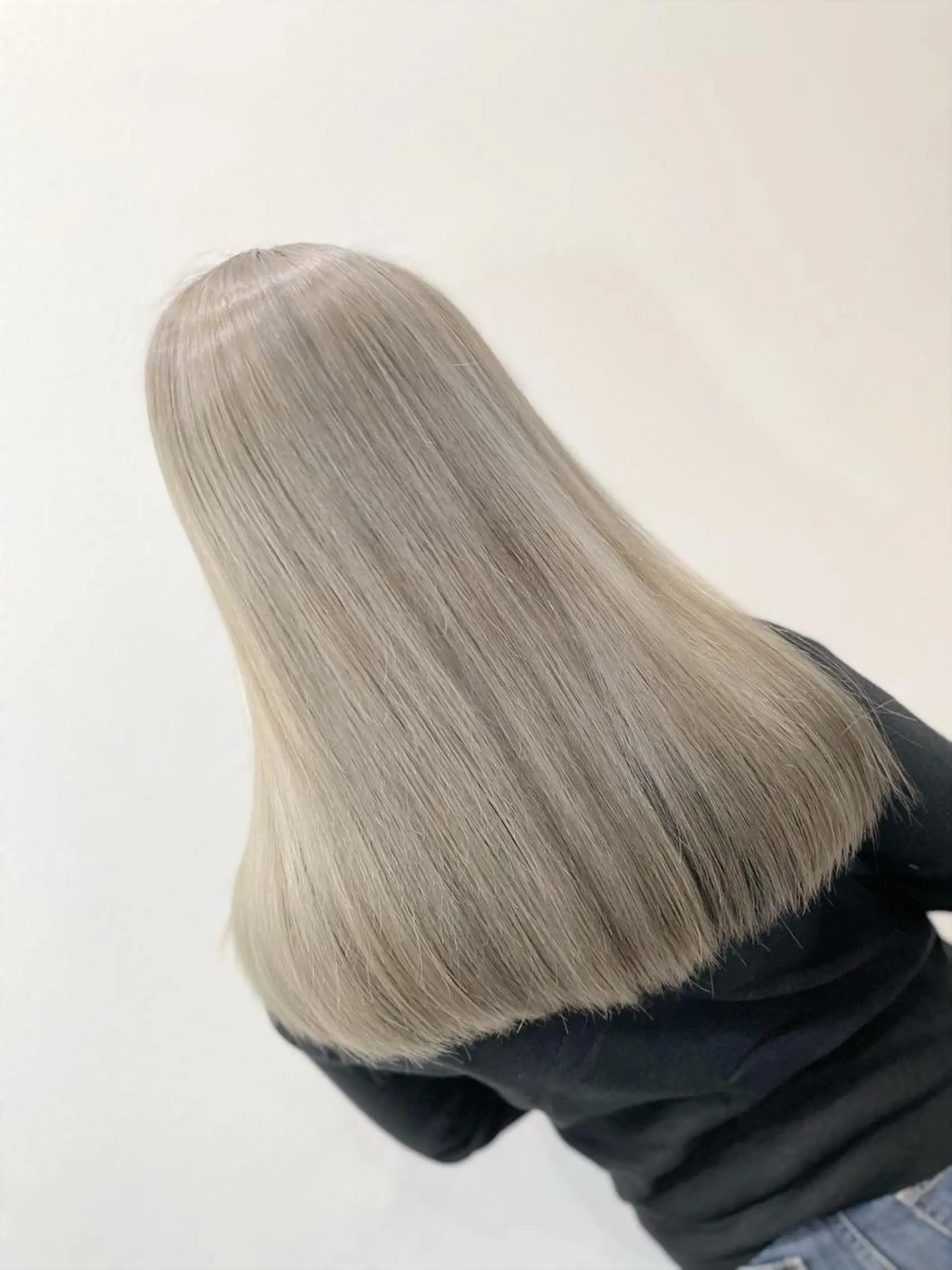 ロング カラー ヘアアレンジ ブリーチ ダブルカラー シルバー ホワイトシルバー VIM hairおもろまち店のヘアスタイル