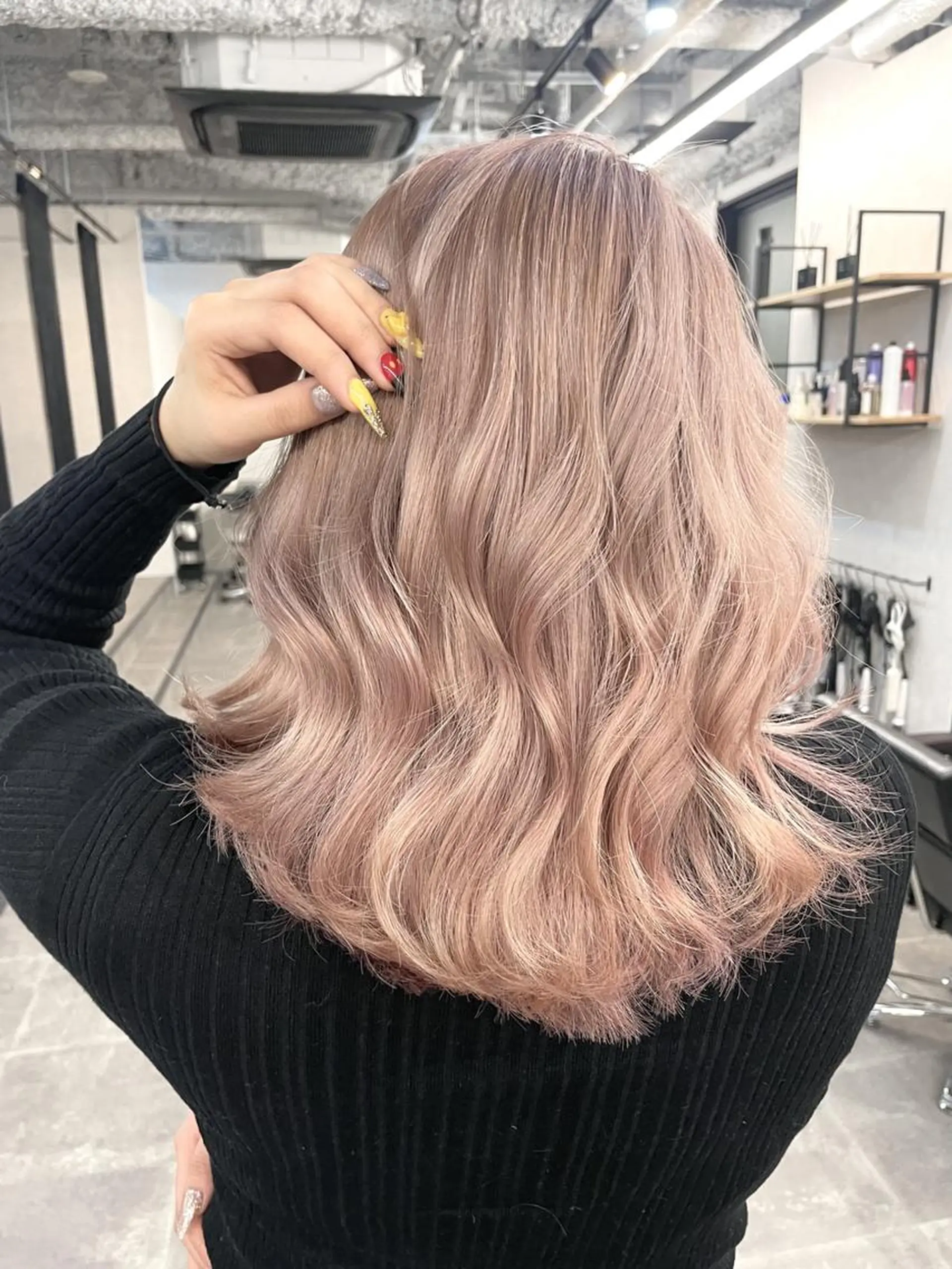 ミディアム カラー ヘアアレンジ ヘアカラー ハイトーン カラーのヘアスタイル