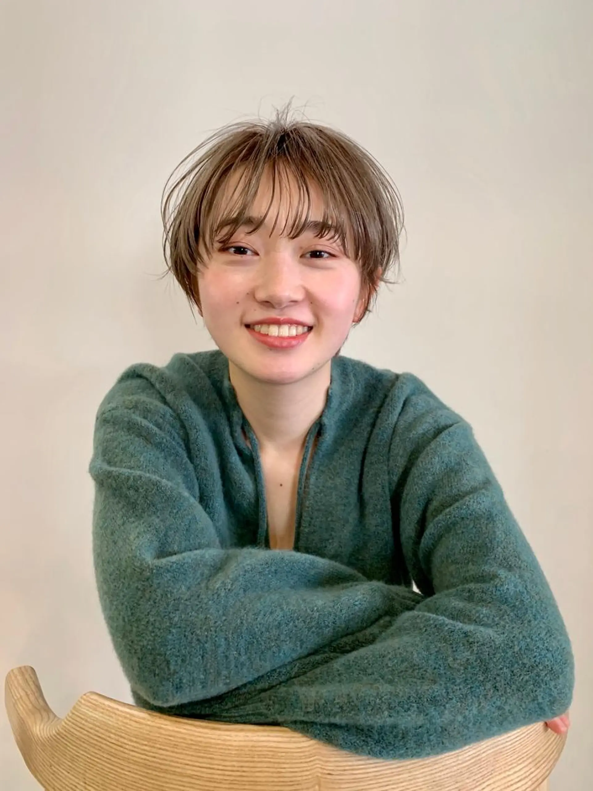 ショート カラー ブリーチ グレージュ 柔らかブラウン/顔周 りレイヤー♡ユウシのヘアスタイル