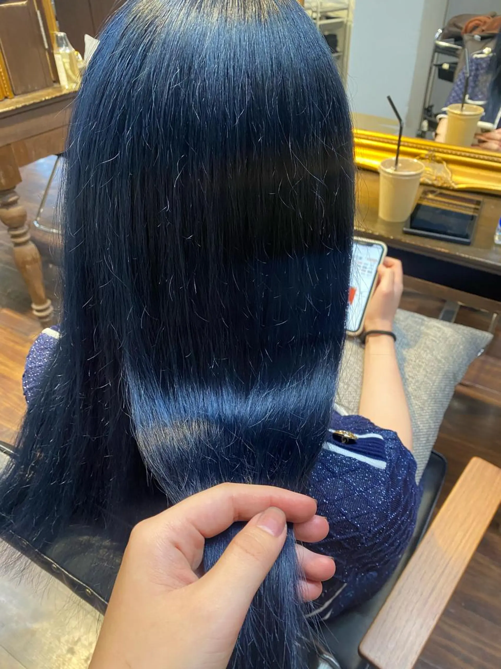 ロング カラー パーマ ヘアアレンジ アッシュ ブリーチ ブルーカラー ブルーアッシュ ネイビーカラー レイヤーカット×髪質 改善🇰🇷シオリのヘアスタイル