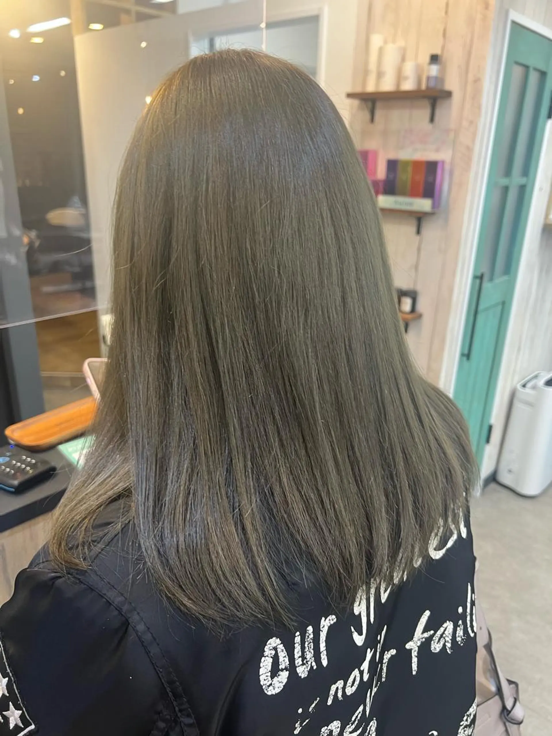 セミロング カラー グレージュ オリーブグレージュ オリーブグレー ヘアカラー トリートメント 吉野 瑳桜のヘアスタイル