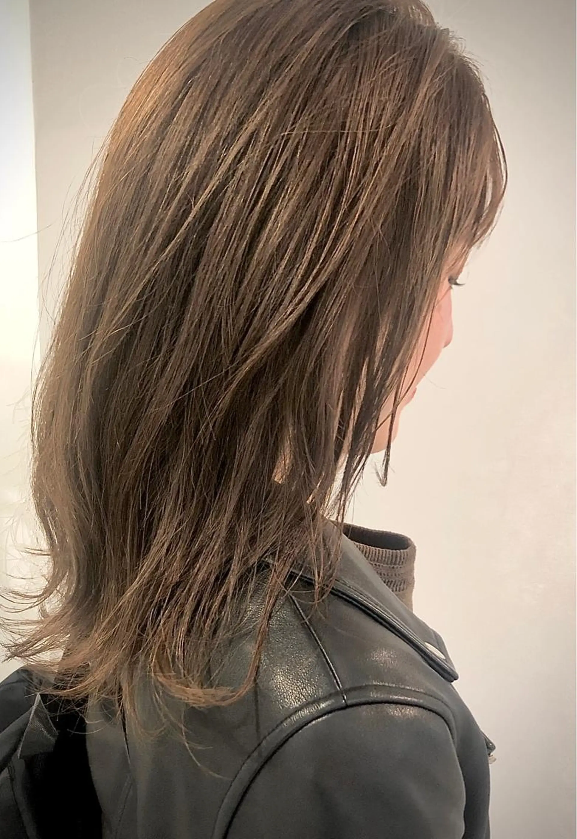 セミロング カラー グレージュ ピンクカラー t.（ティードット）所属・日高 香織のヘアスタイル