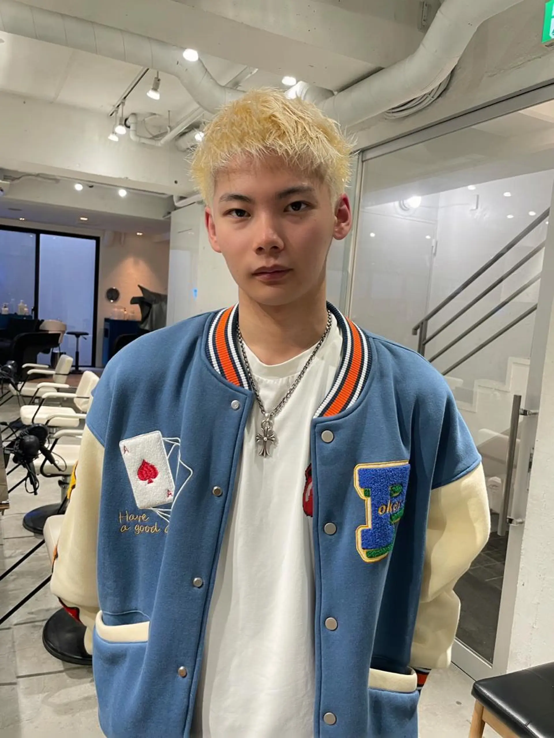 ショート カラー メンズ メンズバレイヤージュ メンズブリーチ センターパート フェードカット メンズハイライト カット ヘアカラー トリートメント スパイラルパーマ 🌐hina⭐️のヘアスタイル