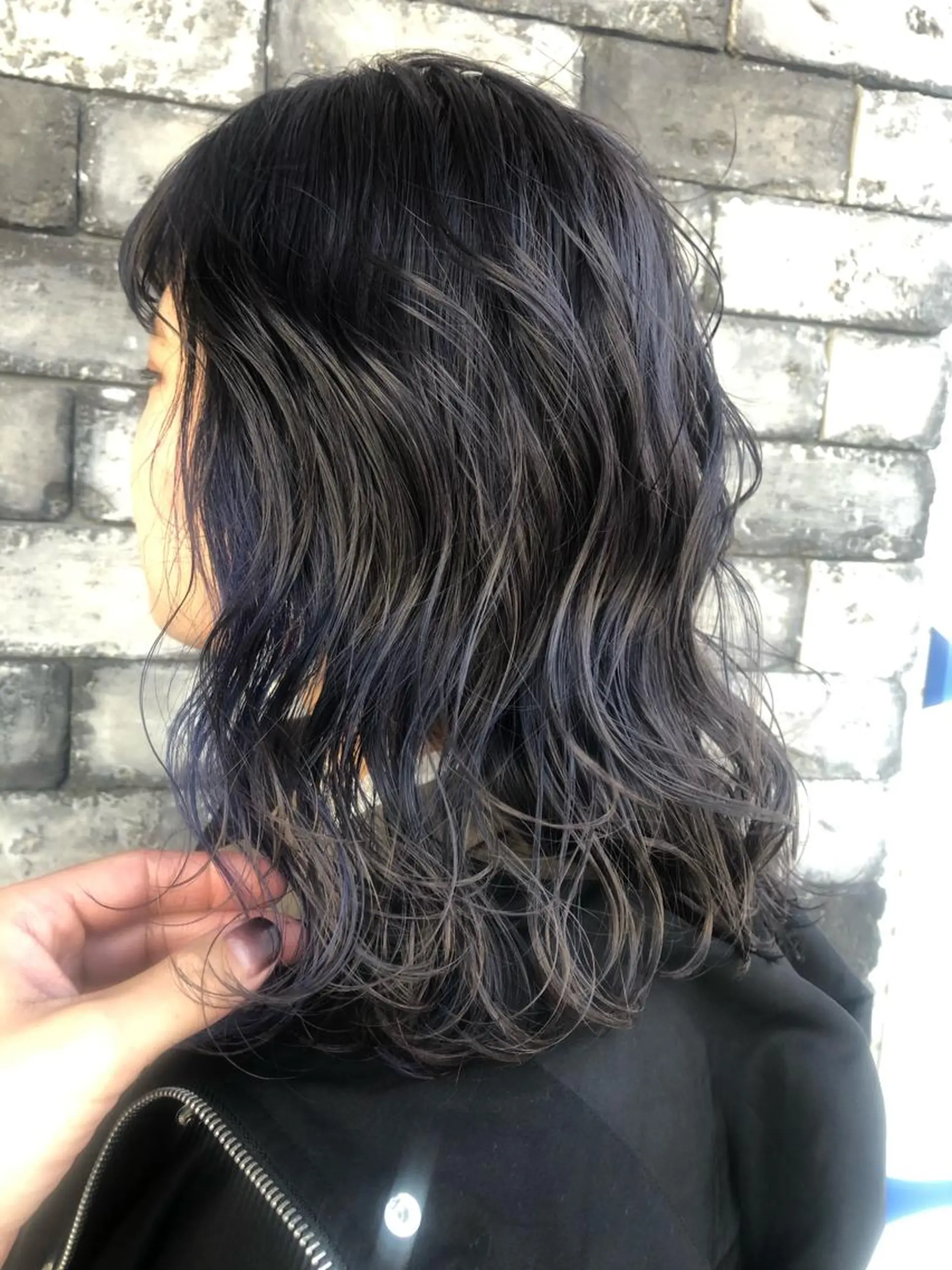 ミディアム カラー ヘアアレンジ アッシュ ネイビーカラー 360°キレイな ショートカットのヘアスタイル