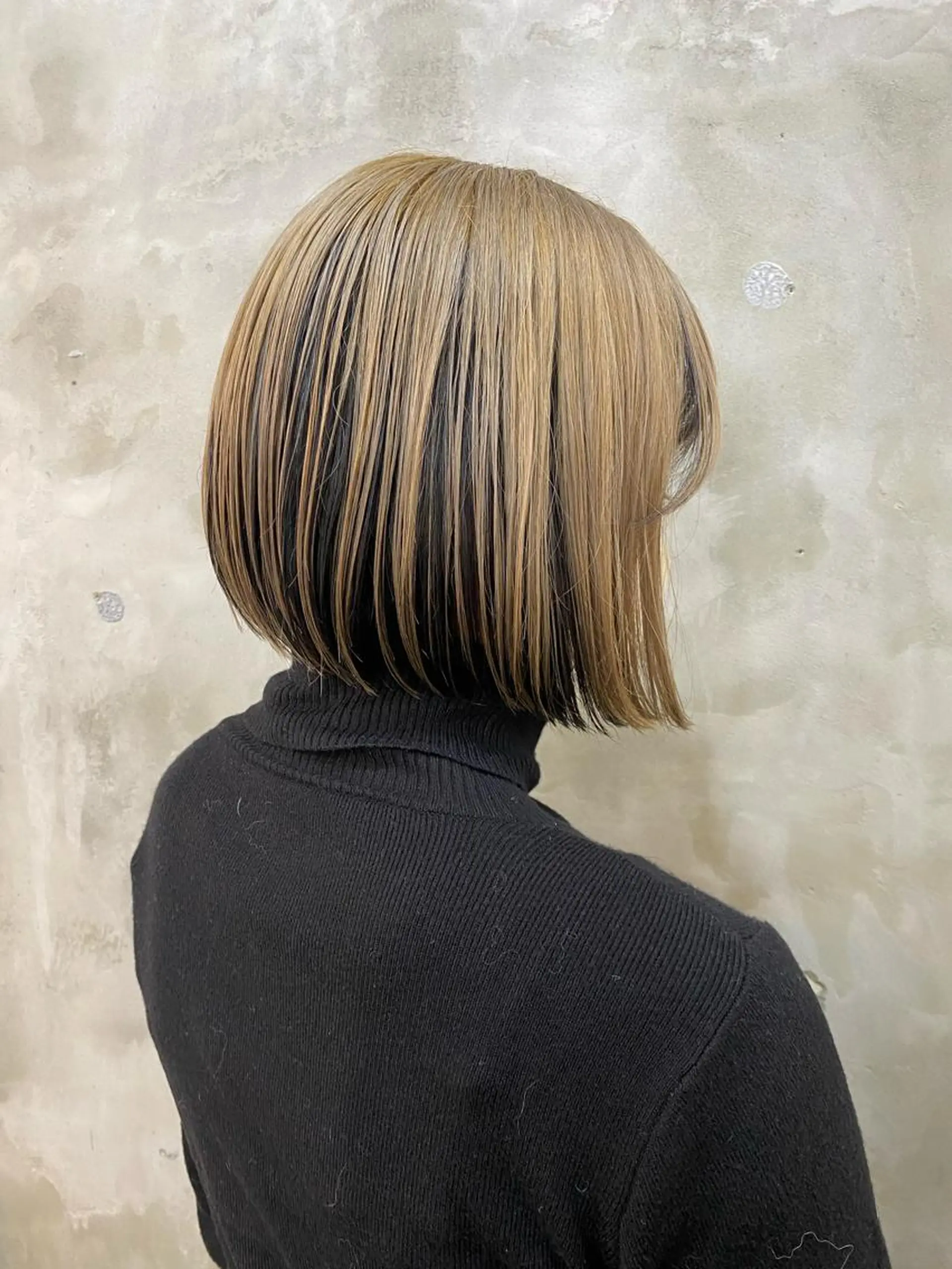 ショート カラー 切りっぱなしボブ ブリーチ ボブ 志賀 あずみのヘアスタイル