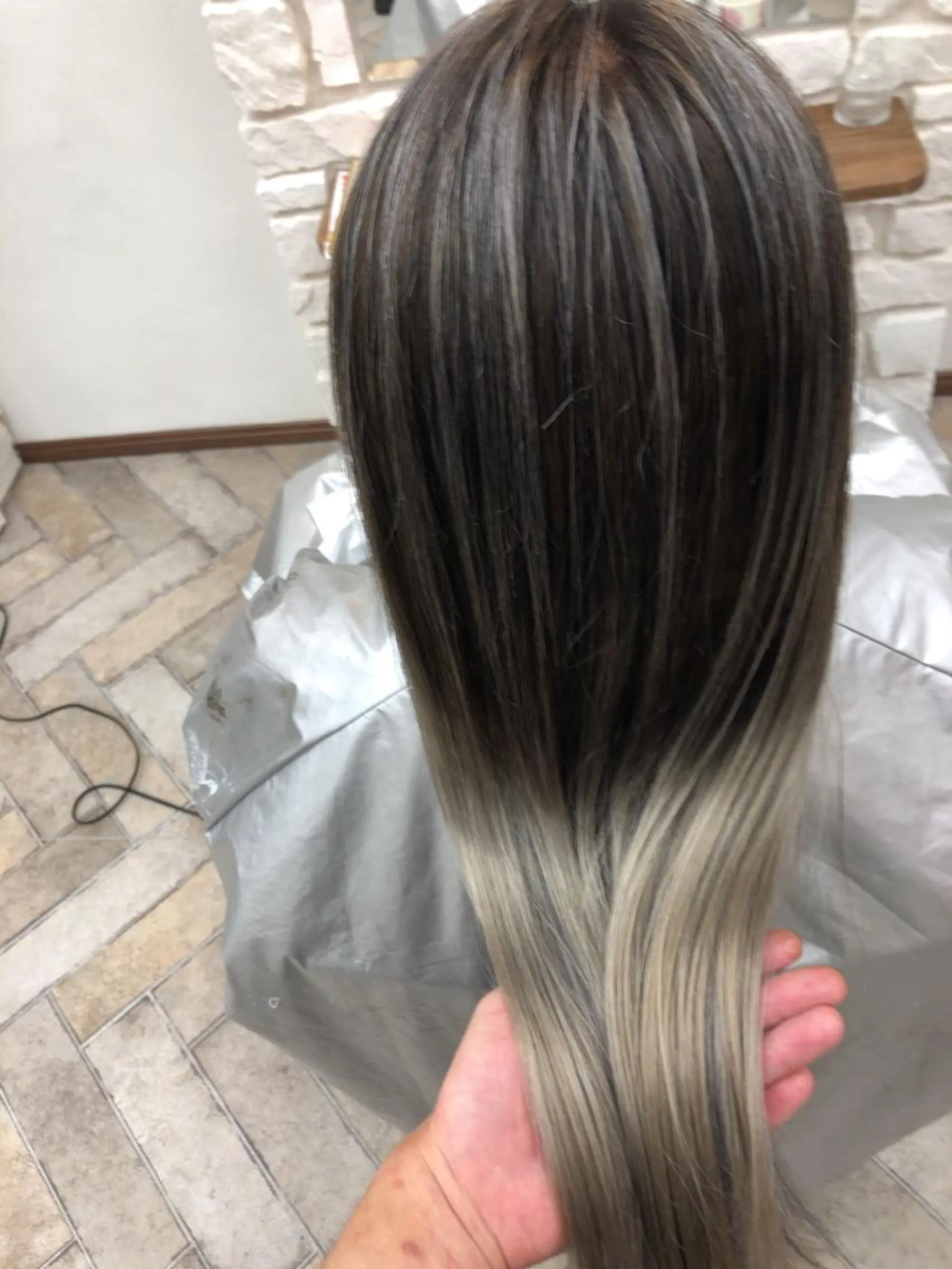 セミロング 艶髪/ハイトーン Sherryのヘアスタイル