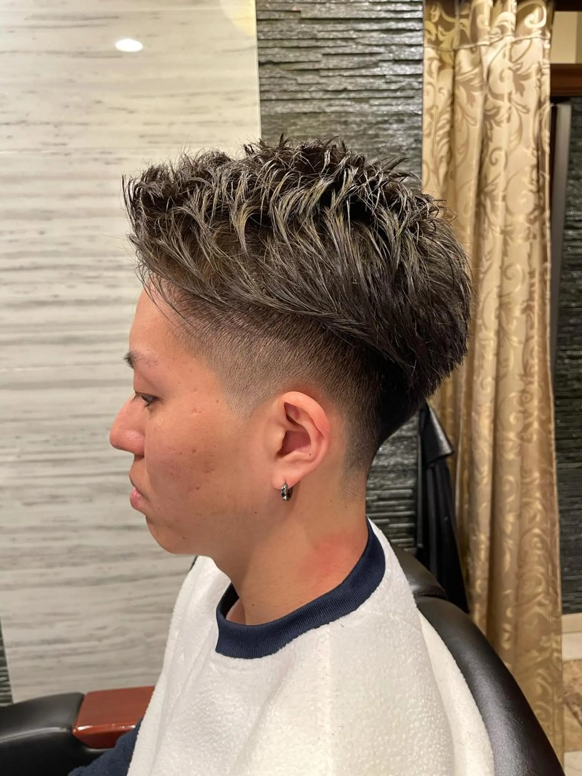 ショート メンズ フェードカット ツーブロック カット指名No1漆原 聡のヘアスタイル