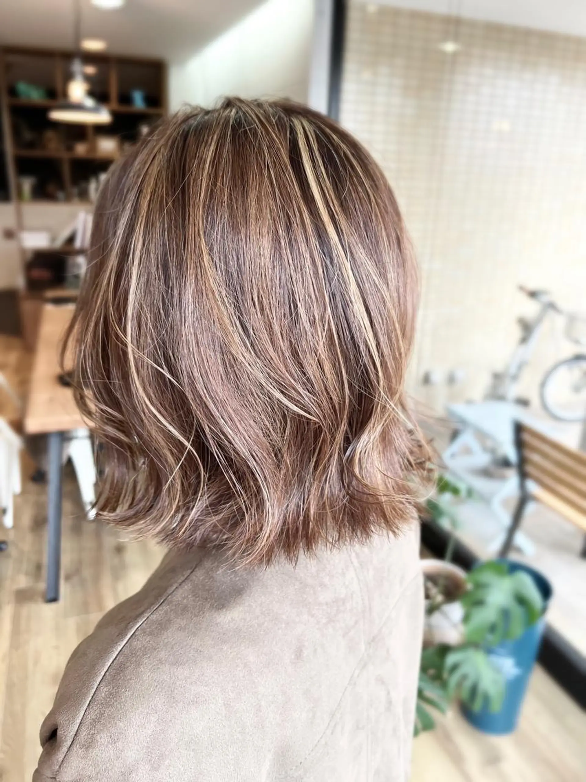 ショート カラー ハイライトカラー ボブ ハイライト 外ハネヘア ヘアカラー トリートメント 堀 望美のヘアスタイル