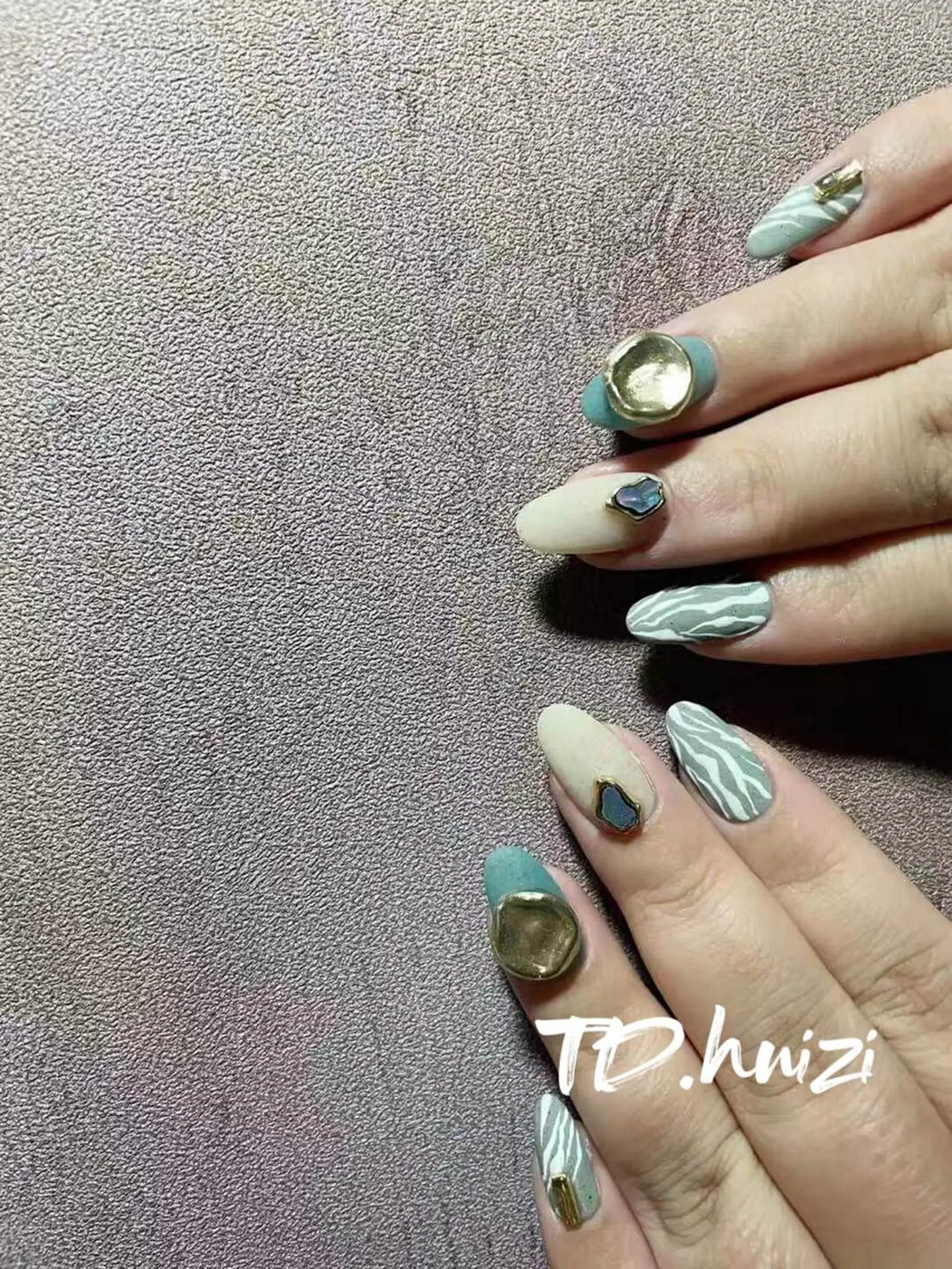 セミロング めぐみのネイルサロン スタッフ練習のネイルデザイン