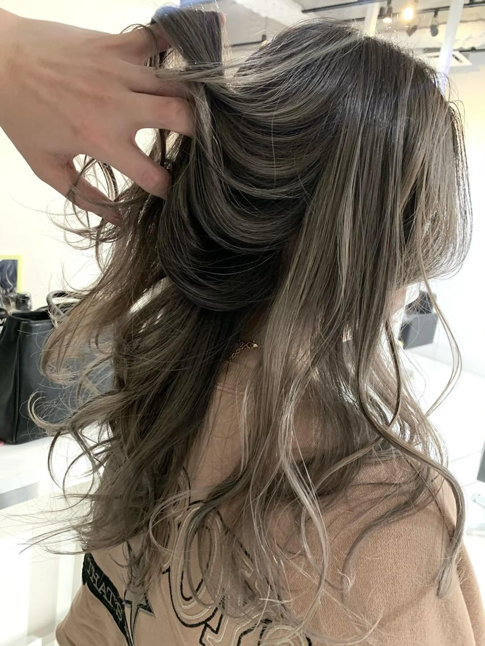 セミロング カラー ヘアアレンジ 切りっぱなしボブ バレイヤージュ 黒髪 グラデーションカラー ハイライトカラー 阿部 圭悟のヘアスタイル