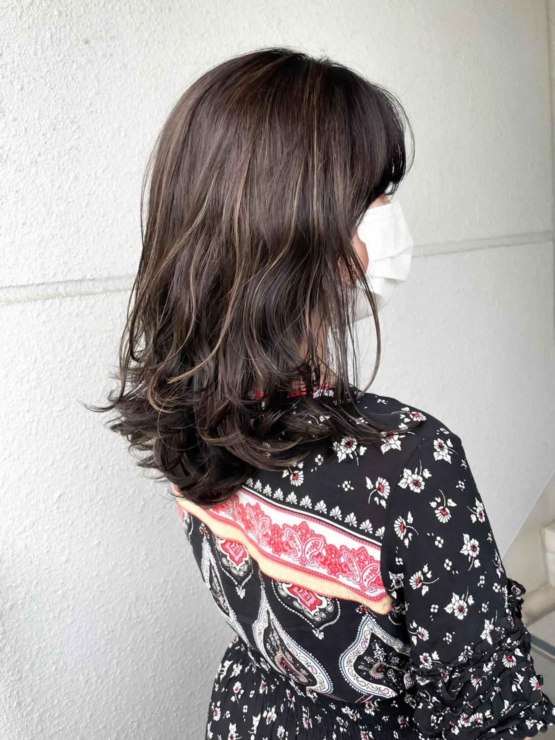 セミロング 白いハイライト🤍 タナカリョウスケのヘアスタイル