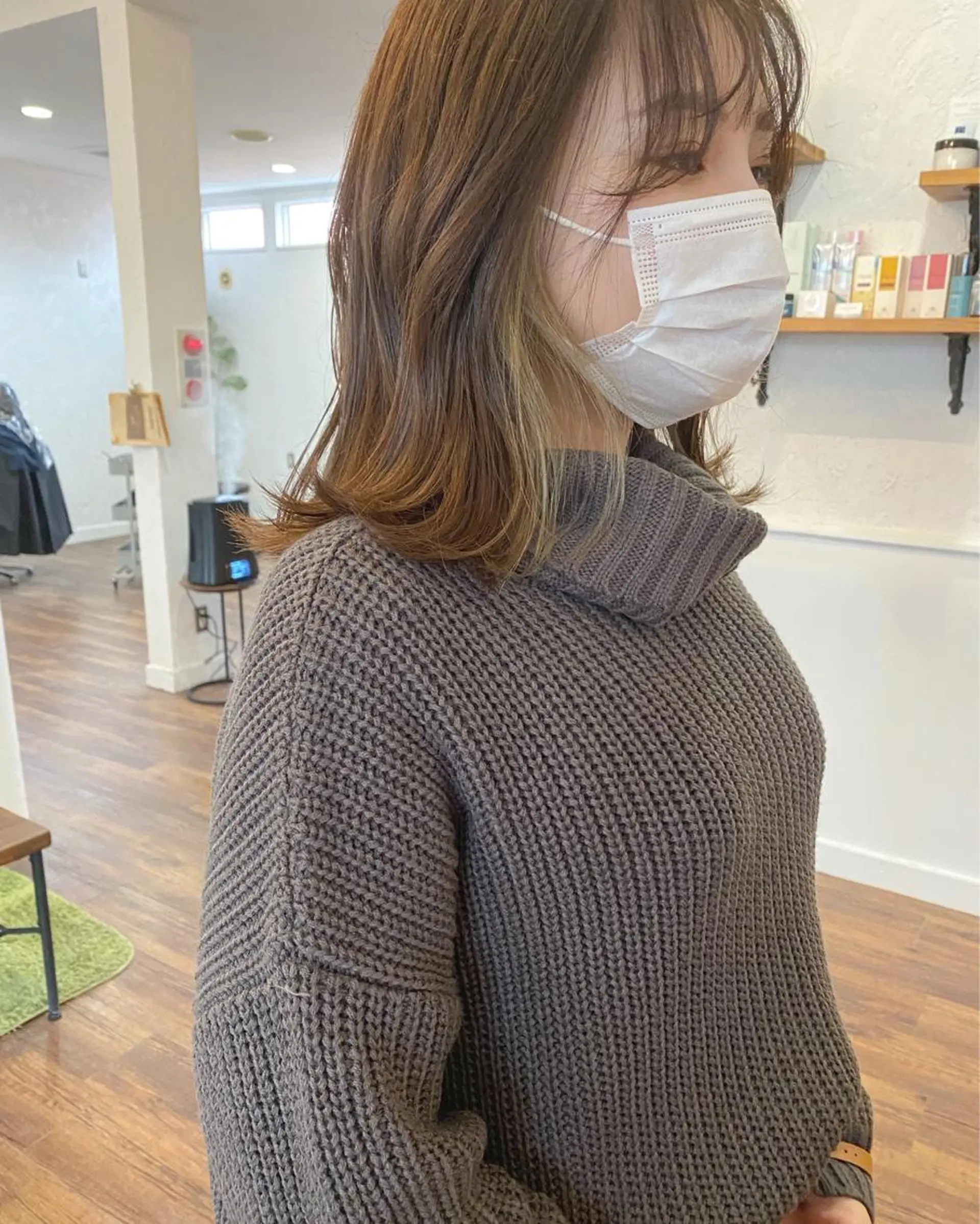 セミロング カラー ベージュカラー イヤリングカラー シルバー シルバーベージュ カット ヘアカラー 江原 彩華のヘアスタイル
