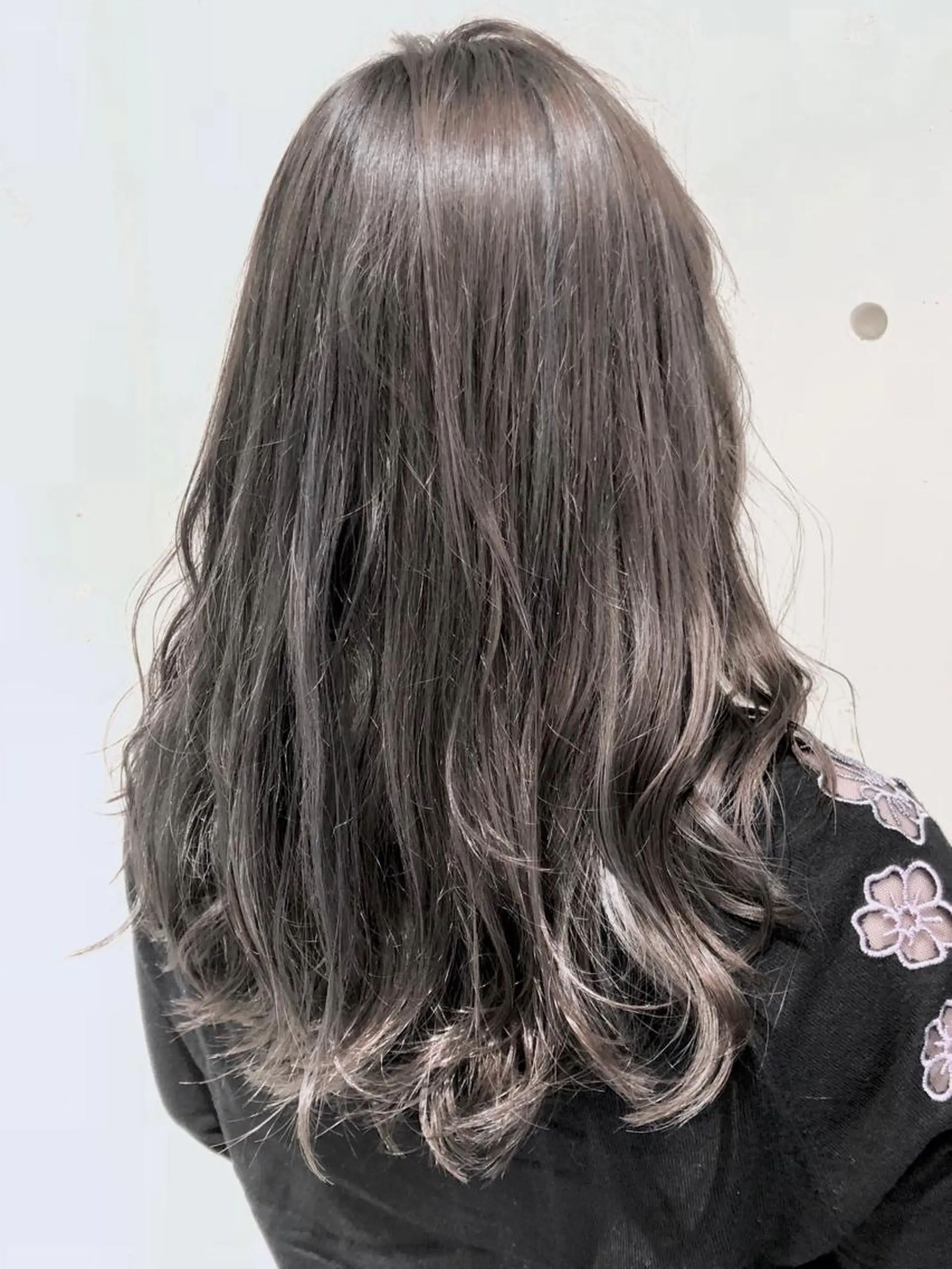 セミロング カラー パーマ ヘアアレンジ セミロングパーマ アッシュ アッシュグレー アッシュグレージュ バレイヤージュ 【ツヤ髪美容師】 ツダケイスケのヘアスタイル