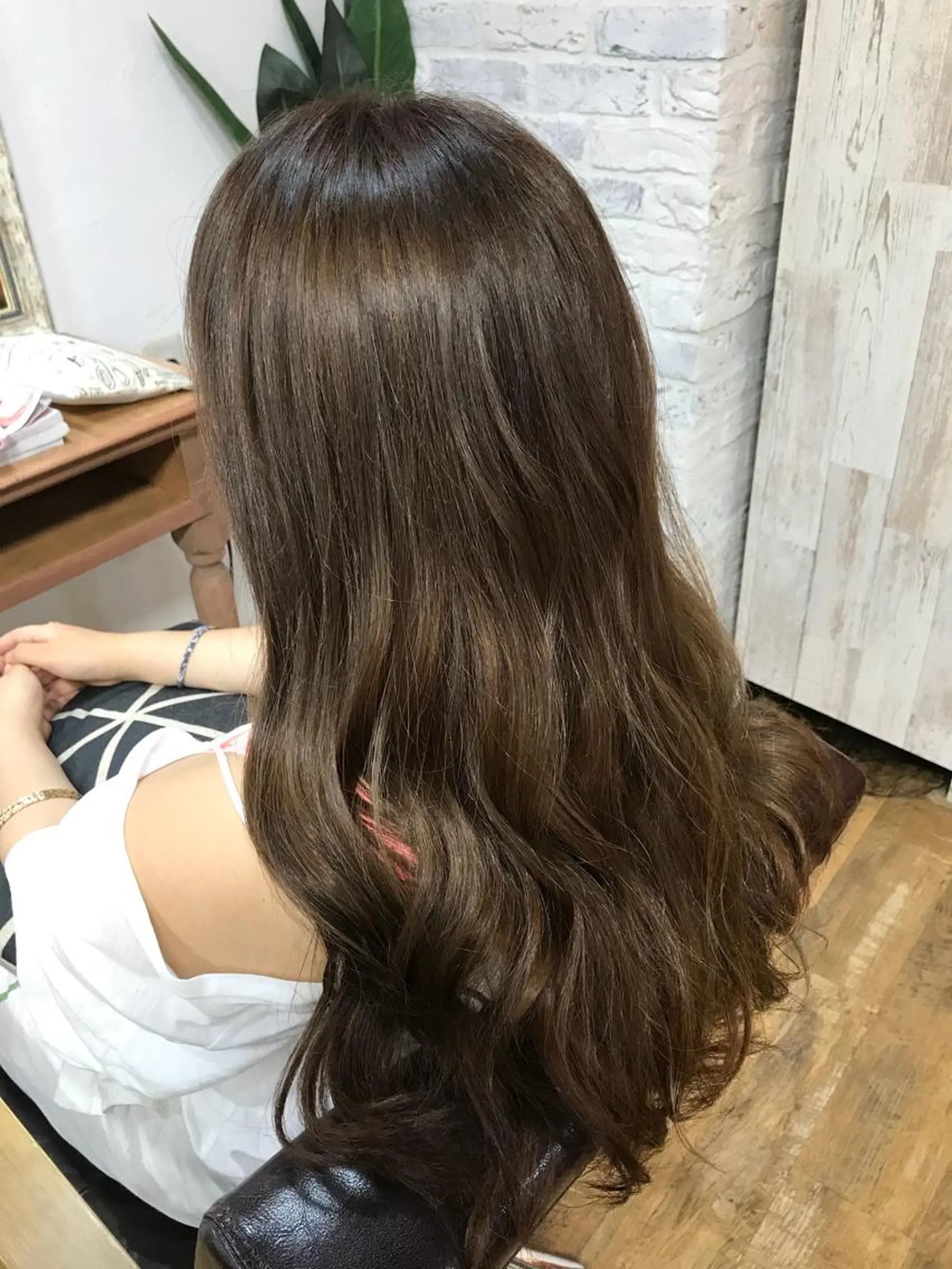 ロング カラー アッシュ ベージュカラー ブリーチ yui .のヘアスタイル