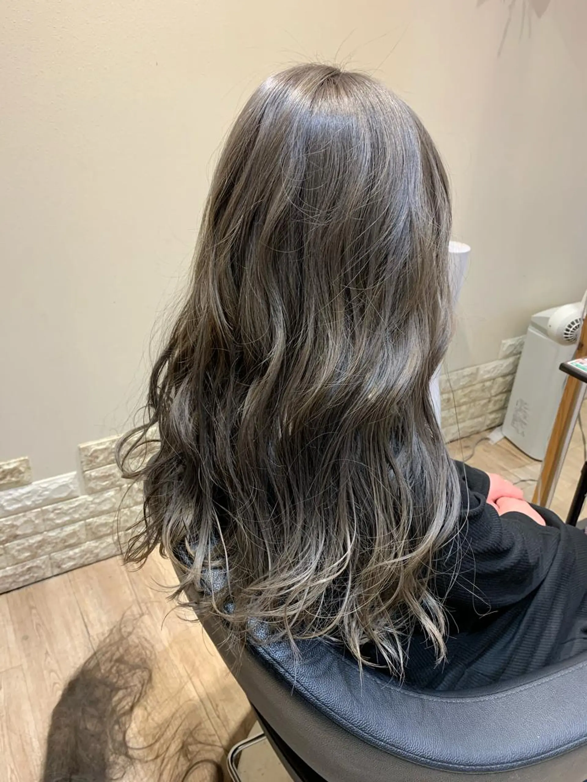 セミロング カラー ブリーチ グレージュ ヘアカラー 大久保 隆蔵のヘアスタイル