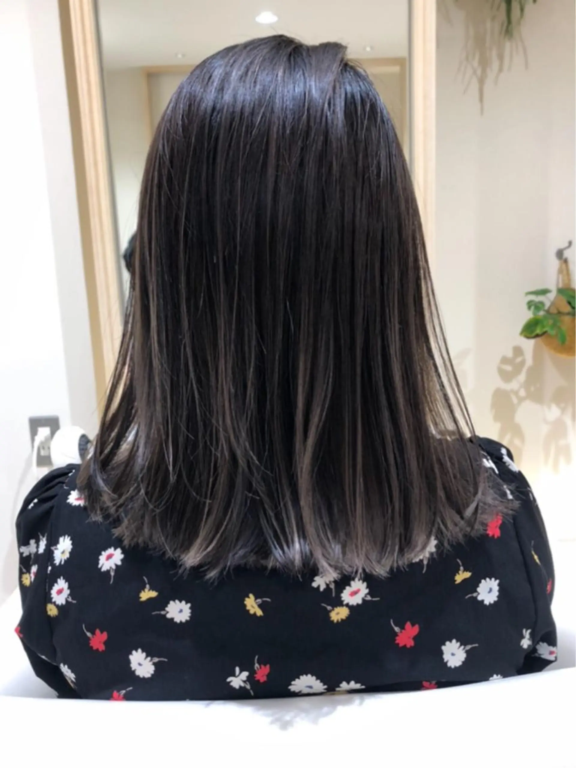 セミロング カラー 三代 ゆりあのヘアスタイル