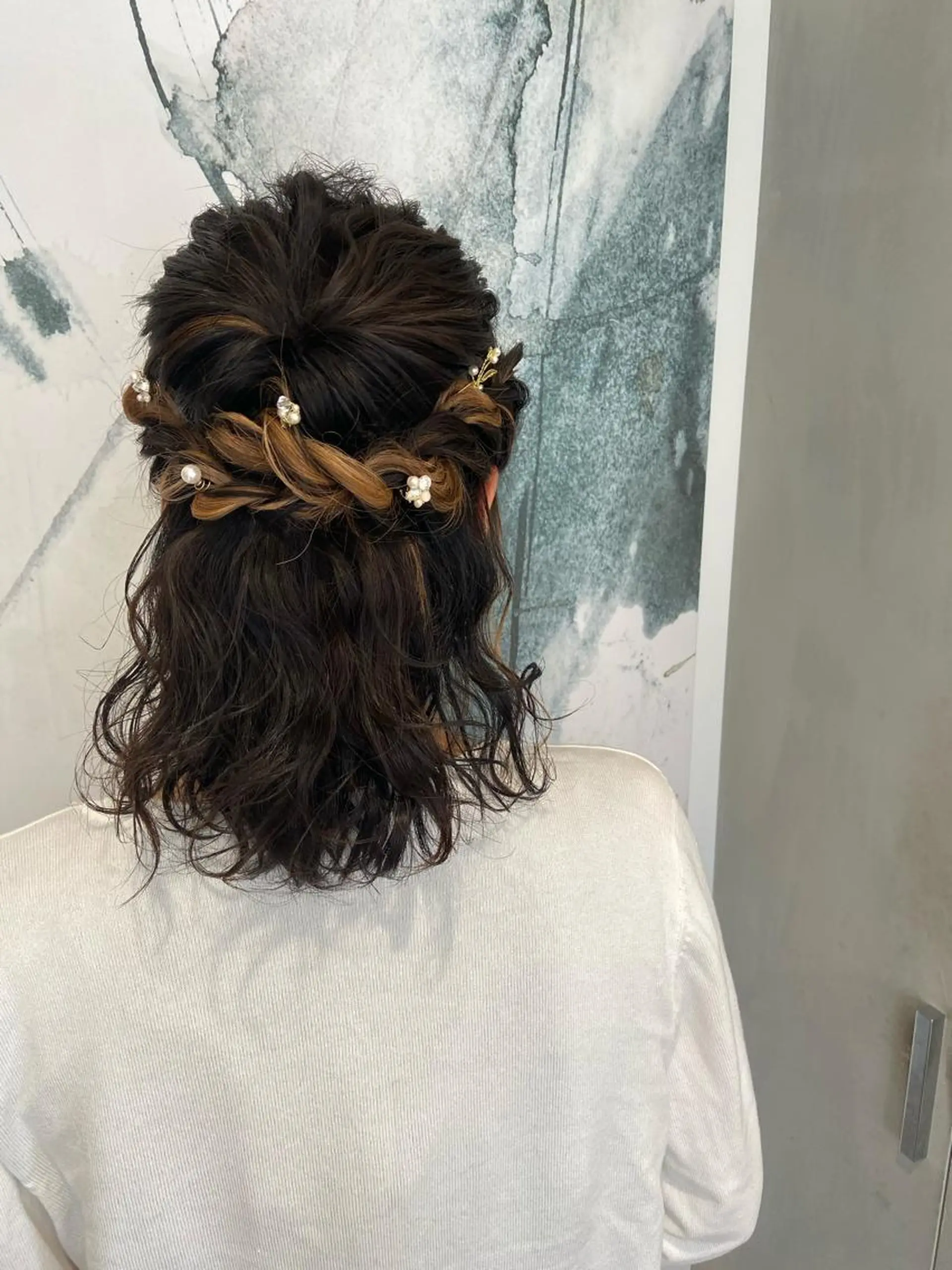 ミディアム ヘアアレンジ 結婚式・ブライダル カジュアルを女っぽく 𝗮𝘆𝗮𝗰𝗼のヘアスタイル