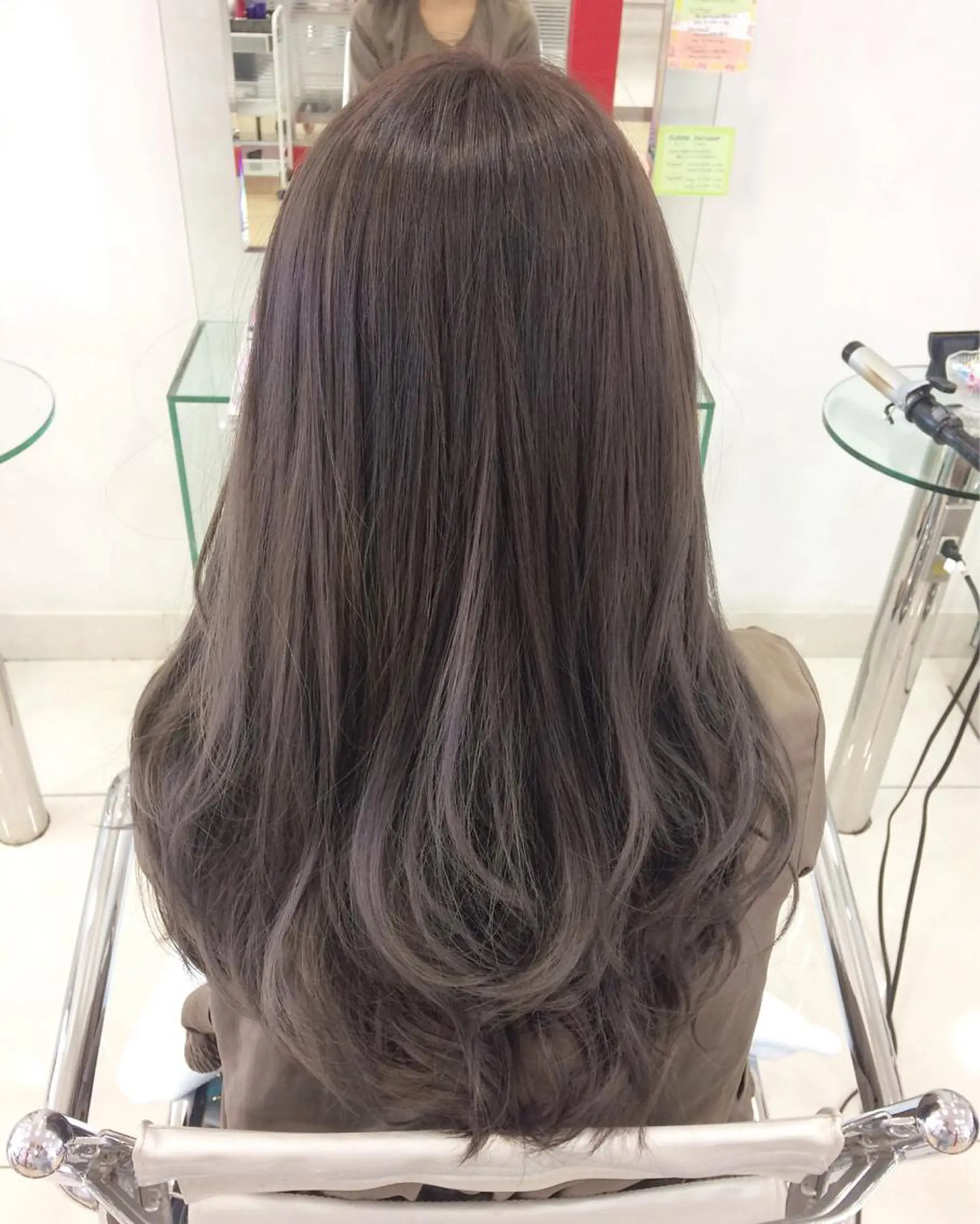 ロング カラー グレージュ ヘアカラー トリートメント 得能 雅人のヘアスタイル